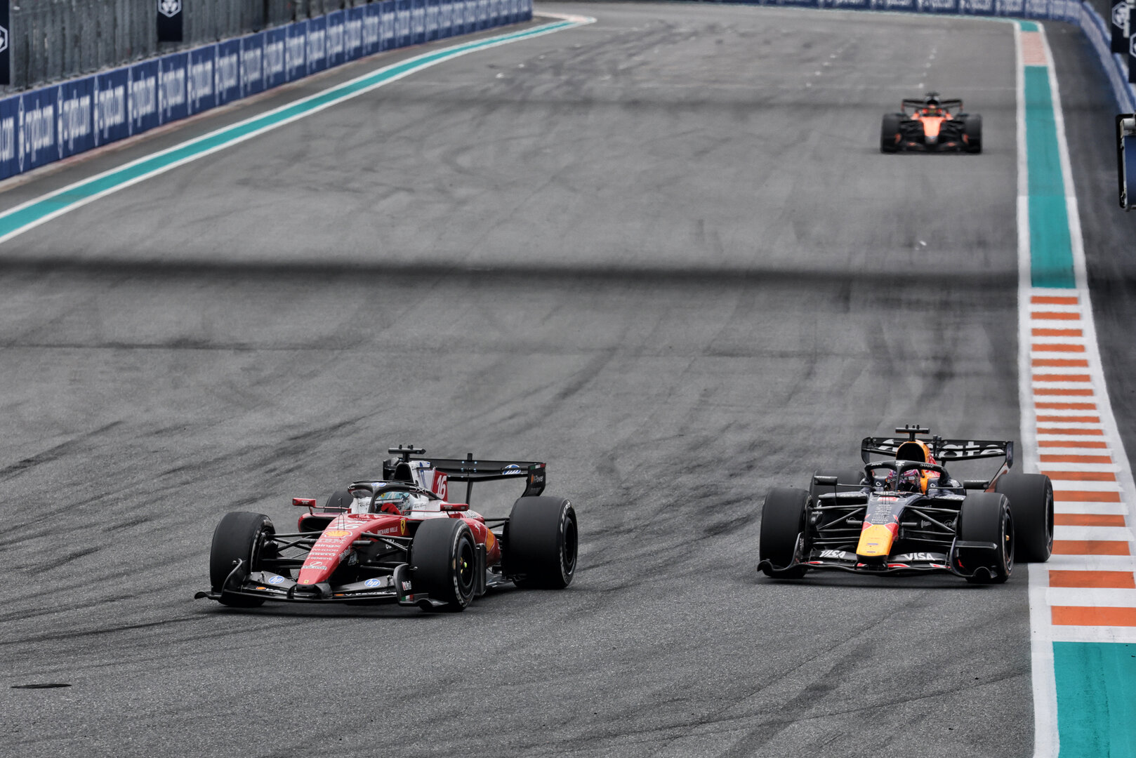 GP MIAMI, Charles Leclerc (MON) Ferrari SF-26 e Max Verstappen (NLD) Red Bull Racing RB22 battle for position.
03.05.2026. Formula 1 World Championship, Rd 4, Miami Grand Prix, Miami, Florida, USA, Gara Day.
- www.xpbimages.com, EMail: requests@xpbimages.com © Copyright: Moy / XPB Images