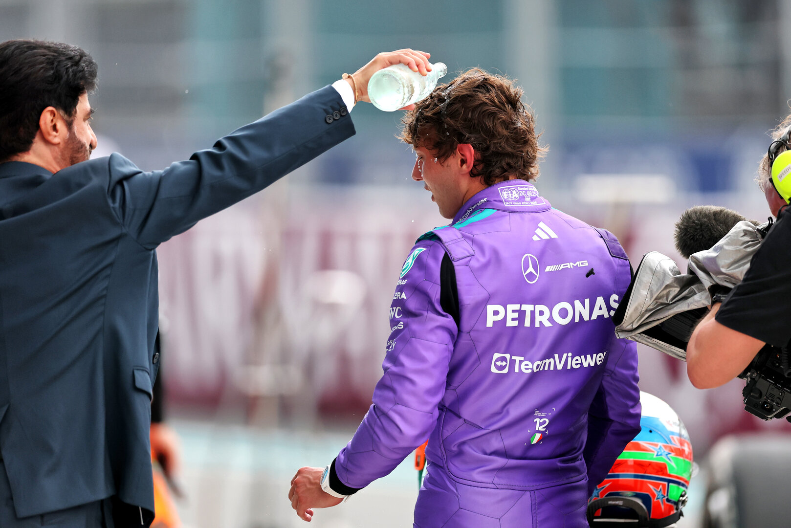 GP MIAMI, (L to R): Mohammed Bin Sulayem (UAE) FIA President pours water over vincitore Andrea Kimi Antonelli (ITA) Mercedes AMG Formula One Team in parc ferme.
03.05.2026. Formula 1 World Championship, Rd 4, Miami Grand Prix, Miami, Florida, USA, Gara Day.
- www.xpbimages.com, EMail: requests@xpbimages.com © Copyright: Charniaux / XPB Images
