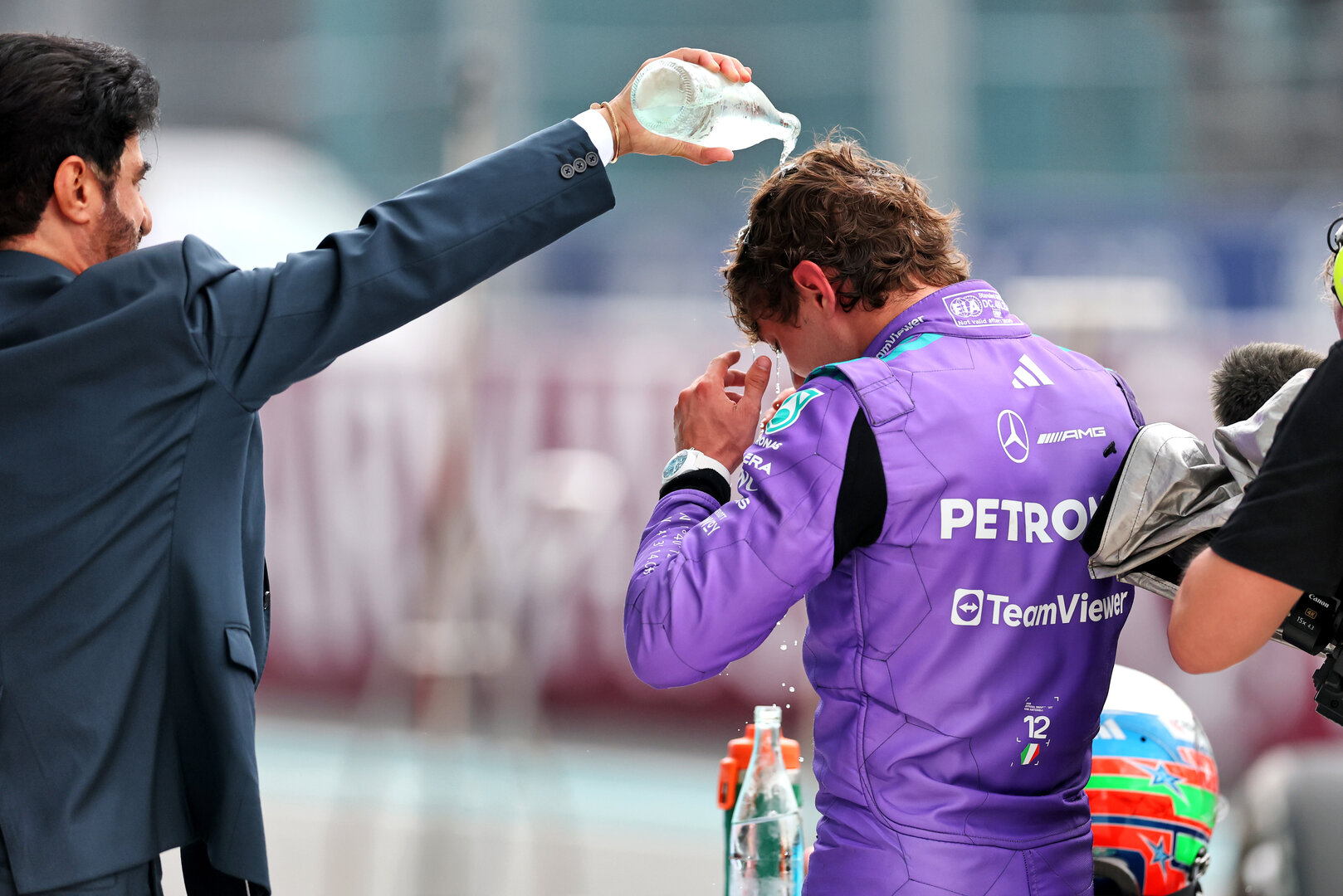 GP MIAMI, (L to R): Mohammed Bin Sulayem (UAE) FIA President pours water over vincitore Andrea Kimi Antonelli (ITA) Mercedes AMG Formula One Team in parc ferme.
03.05.2026. Formula 1 World Championship, Rd 4, Miami Grand Prix, Miami, Florida, USA, Gara Day.
- www.xpbimages.com, EMail: requests@xpbimages.com © Copyright: Charniaux / XPB Images