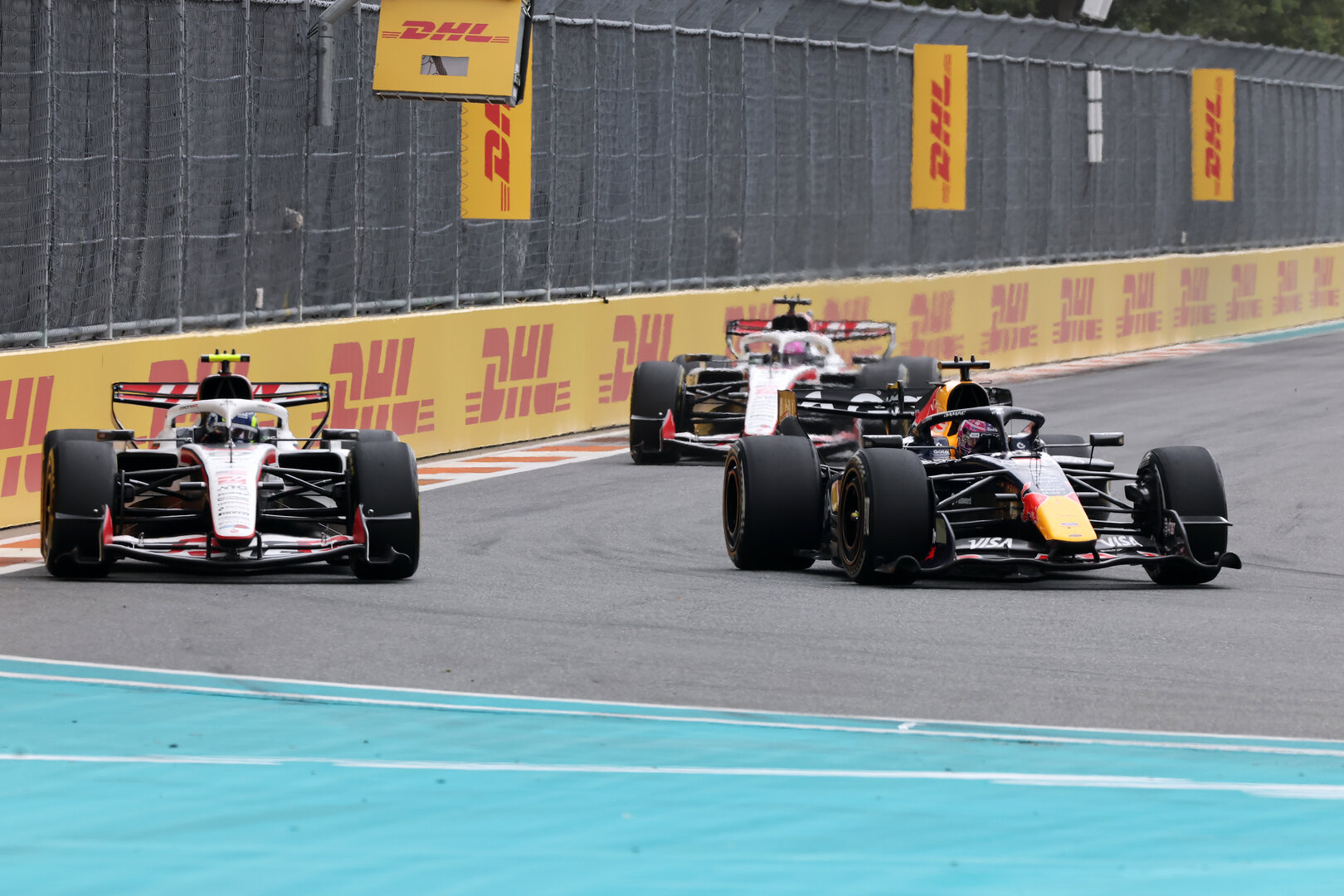 GP MIAMI, Oliver Bearman (GBR) Haas F1 Team VF-26 e Max Verstappen (NLD) Red Bull Racing RB22 battle for position.
03.05.2026. Formula 1 World Championship, Rd 4, Miami Grand Prix, Miami, Florida, USA, Gara Day.
- www.xpbimages.com, EMail: requests@xpbimages.com © Copyright: Charniaux / XPB Images