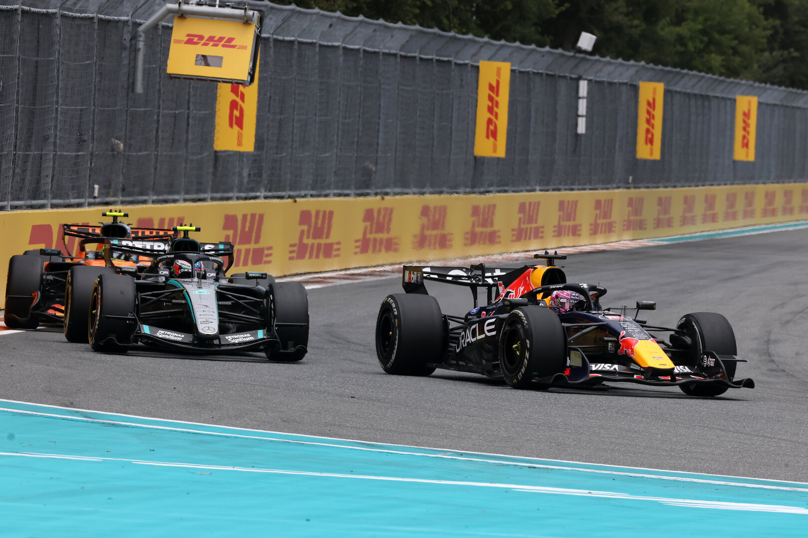 GP MIAMI, Andrea Kimi Antonelli (ITA) Mercedes AMG Formula One Team W17 e Max Verstappen (NLD) Red Bull Racing RB22 battle for position.
03.05.2026. Formula 1 World Championship, Rd 4, Miami Grand Prix, Miami, Florida, USA, Gara Day.
- www.xpbimages.com, EMail: requests@xpbimages.com © Copyright: Charniaux / XPB Images
