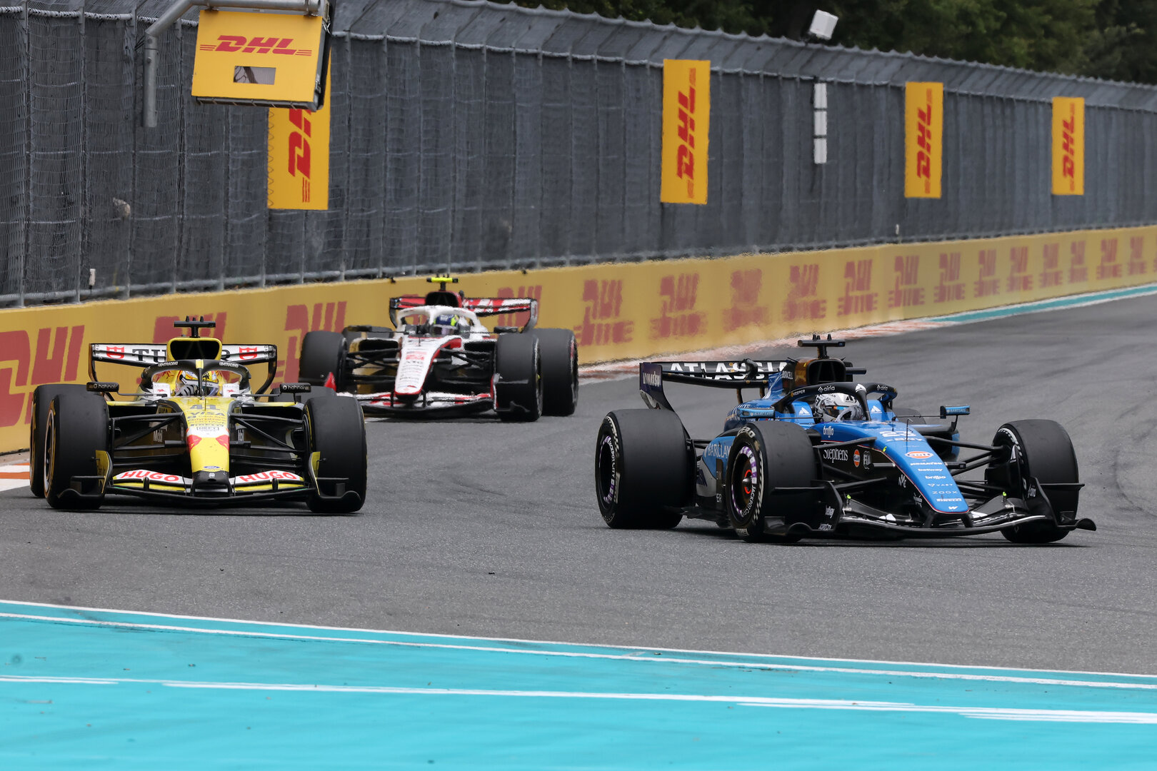 GP MIAMI, Arvid Lindblad (GBR) Racing Bulls Formula One Team VCARB 03 e Alexander Albon (THA) Williams F1 Team FW48 battle for position.
03.05.2026. Formula 1 World Championship, Rd 4, Miami Grand Prix, Miami, Florida, USA, Gara Day.
- www.xpbimages.com, EMail: requests@xpbimages.com © Copyright: Charniaux / XPB Images