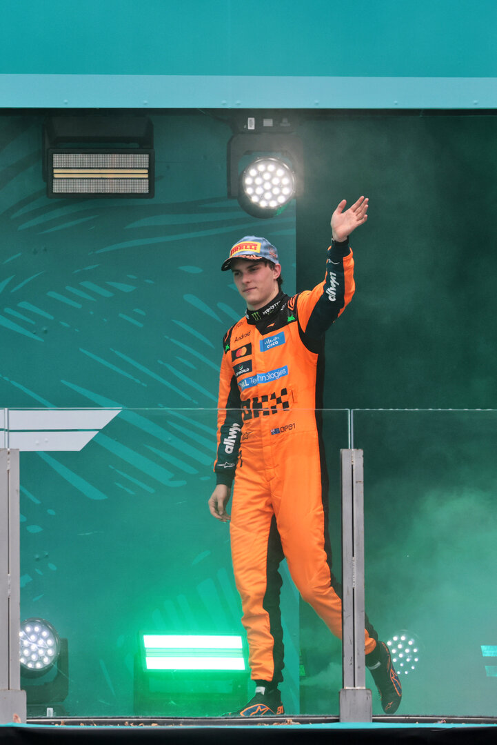 GP MIAMI, Oscar Piastri (AUS) McLaren F1 Team celebrates his third position on the podium.
03.05.2026. Formula 1 World Championship, Rd 4, Miami Grand Prix, Miami, Florida, USA, Gara Day.
- www.xpbimages.com, EMail: requests@xpbimages.com © Copyright: Moy / XPB Images