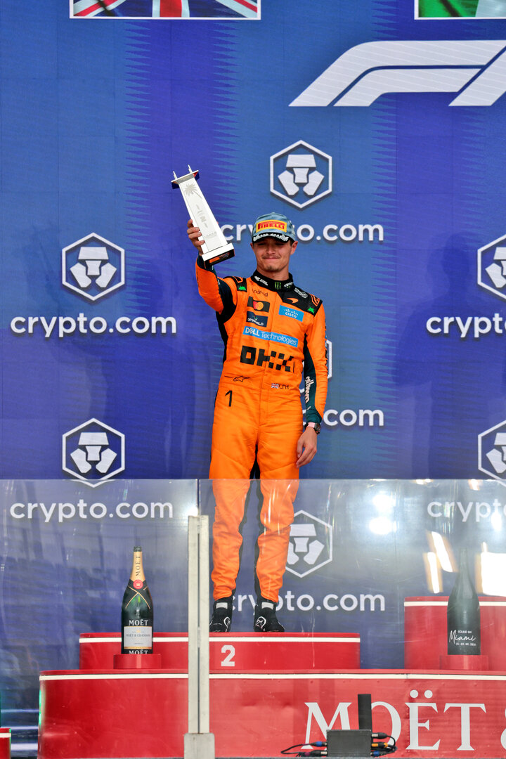 GP MIAMI, Lando Norris (GBR) McLaren F1 Team celebrates his second position on the podium.
03.05.2026. Formula 1 World Championship, Rd 4, Miami Grand Prix, Miami, Florida, USA, Gara Day.
- www.xpbimages.com, EMail: requests@xpbimages.com © Copyright: Moy / XPB Images