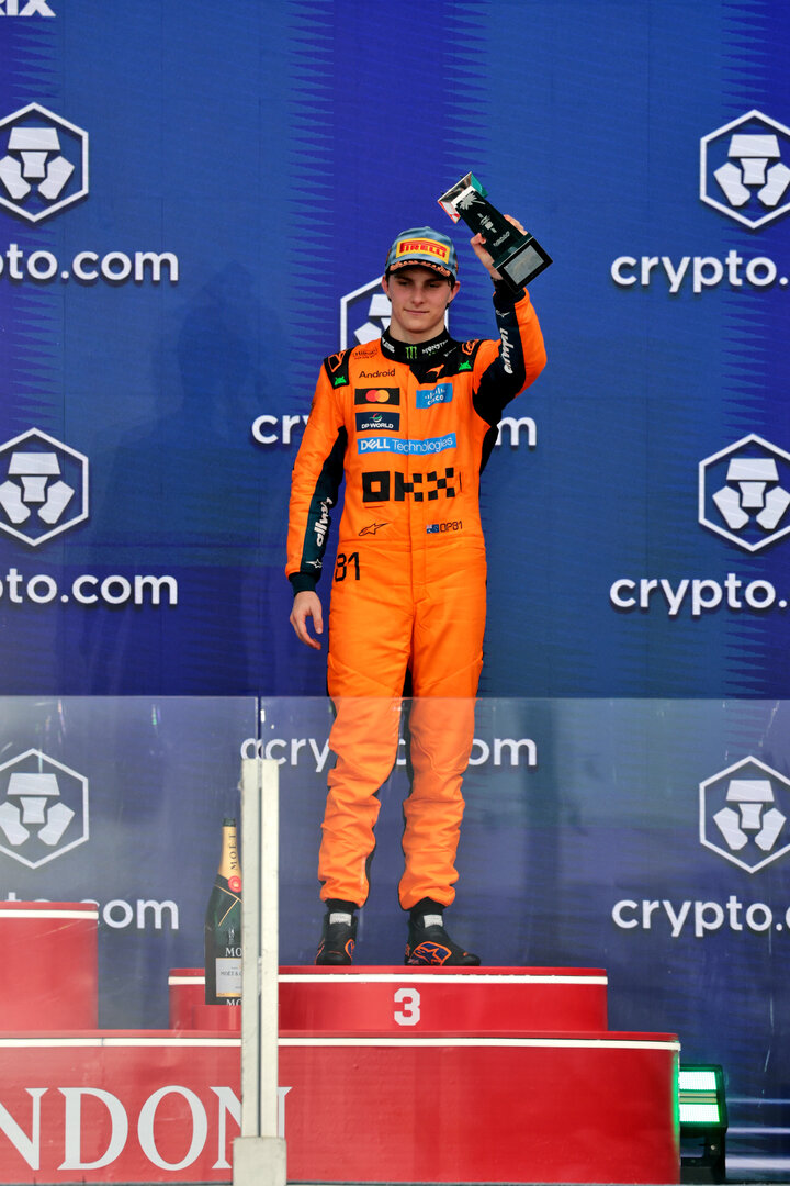 GP MIAMI, Oscar Piastri (AUS) McLaren F1 Team celebrates his third position on the podium.
03.05.2026. Formula 1 World Championship, Rd 4, Miami Grand Prix, Miami, Florida, USA, Gara Day.
- www.xpbimages.com, EMail: requests@xpbimages.com © Copyright: Moy / XPB Images