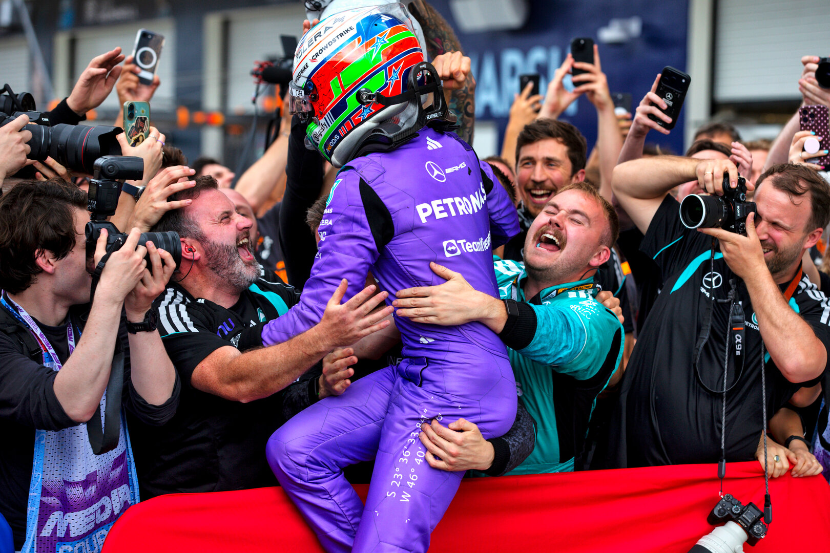 GP MIAMI, Gara winner Andrea Kimi Antonelli (ITA) Mercedes AMG Formula One Team celebrates in parc ferme with the team.
03.05.2026. Formula 1 World Championship, Rd 4, Miami Grand Prix, Miami, Florida, USA, Gara Day.
- www.xpbimages.com, EMail: requests@xpbimages.com © Copyright: Dunbar / XPB Images