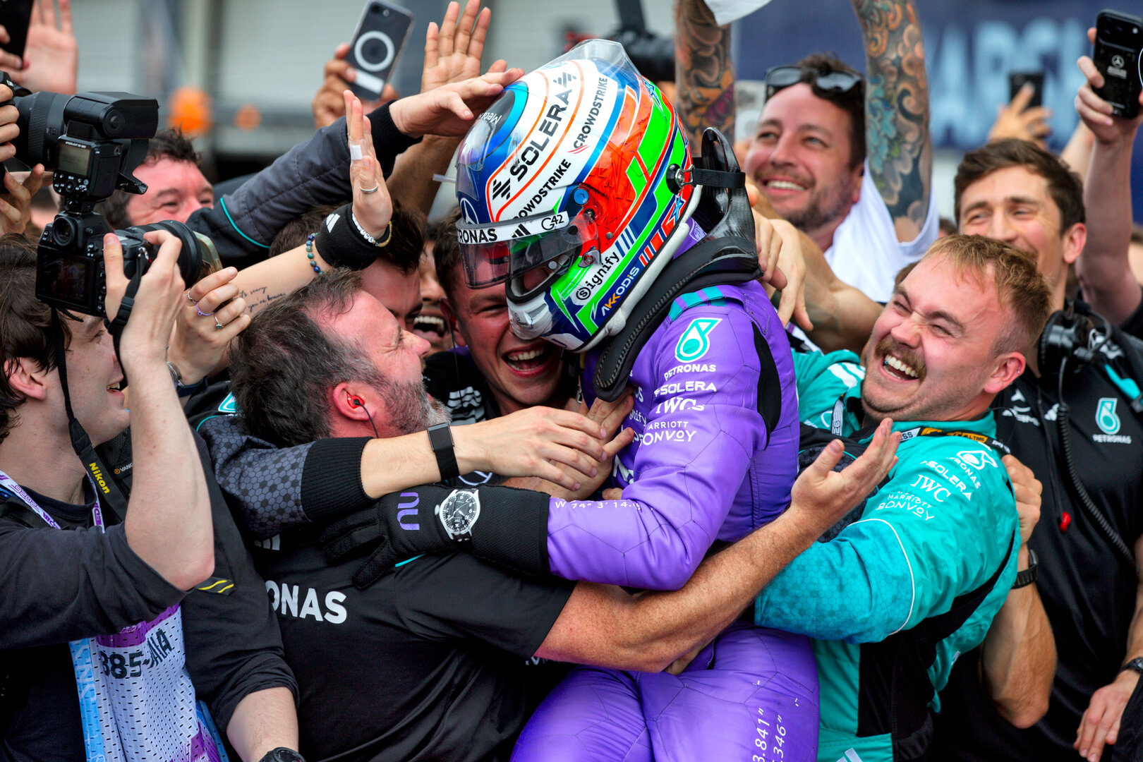 GP MIAMI, Gara winner Andrea Kimi Antonelli (ITA) Mercedes AMG Formula One Team celebrates in parc ferme with the team.
03.05.2026. Formula 1 World Championship, Rd 4, Miami Grand Prix, Miami, Florida, USA, Gara Day.
- www.xpbimages.com, EMail: requests@xpbimages.com © Copyright: Dunbar / XPB Images