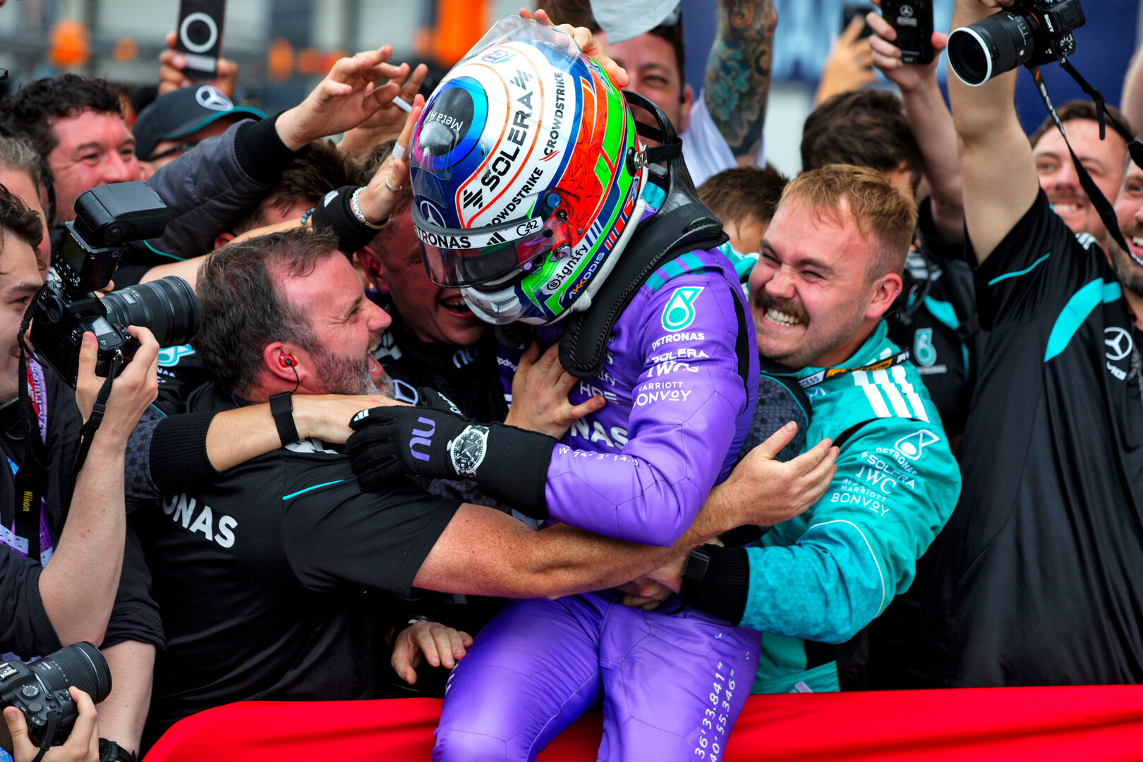 GP MIAMI, Gara winner Andrea Kimi Antonelli (ITA) Mercedes AMG Formula One Team celebrates in parc ferme with the team.
03.05.2026. Formula 1 World Championship, Rd 4, Miami Grand Prix, Miami, Florida, USA, Gara Day.
- www.xpbimages.com, EMail: requests@xpbimages.com © Copyright: Dunbar / XPB Images