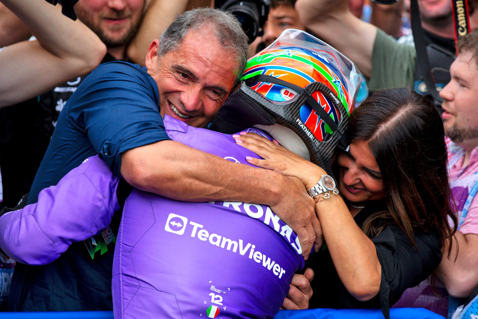 GP MIAMI, Gara winner Andrea Kimi Antonelli (ITA) Mercedes AMG Formula One Team celebrates in parc ferme with his father Marco Antonelli (ITA) e mother Elisabetta Antonelli (ITA).
03.05.2026. Formula 1 World Championship, Rd 4, Miami Grand Prix, Miami, Florida, USA, Gara Day.
- www.xpbimages.com, EMail: requests@xpbimages.com © Copyright: Dunbar / XPB Images
