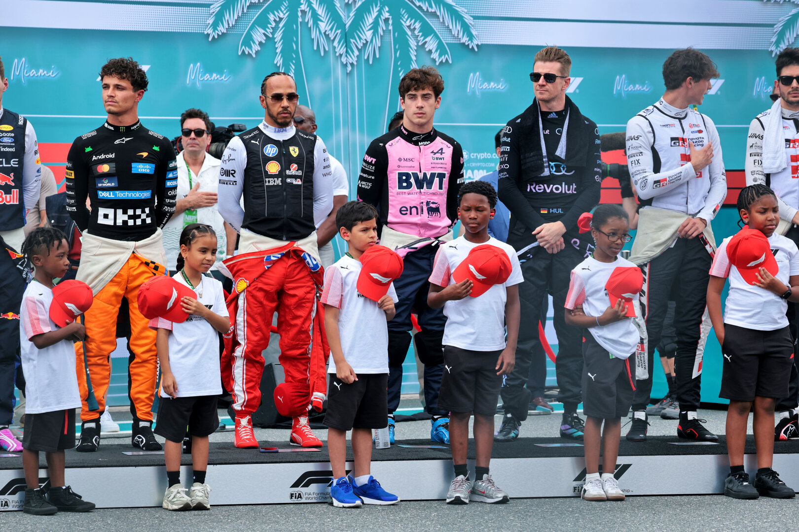 GP MIAMI, Drivers with grid kids as the grid observes the national anthem.
03.05.2026. Formula 1 World Championship, Rd 4, Miami Grand Prix, Miami, Florida, USA, Gara Day.
- www.xpbimages.com, EMail: requests@xpbimages.com © Copyright: Moy / XPB Images