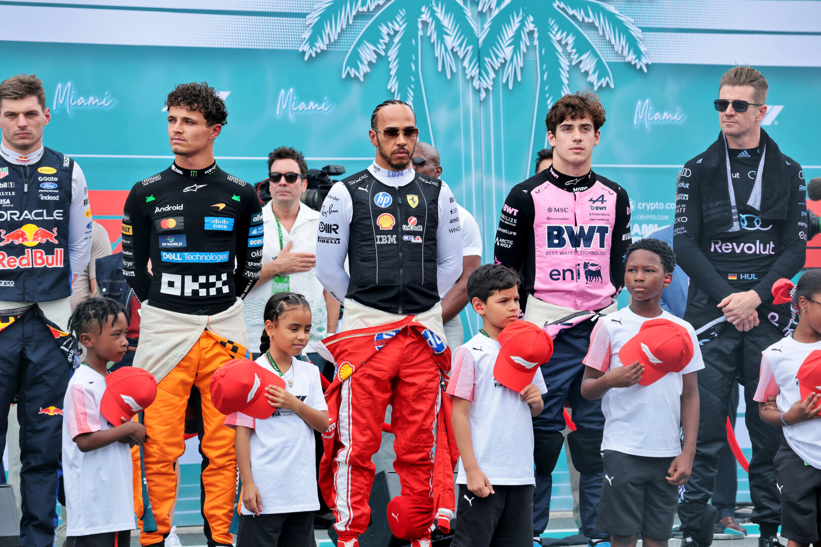 GP MIAMI, Drivers with grid kids as the grid observes the national anthem.
03.05.2026. Formula 1 World Championship, Rd 4, Miami Grand Prix, Miami, Florida, USA, Gara Day.
- www.xpbimages.com, EMail: requests@xpbimages.com © Copyright: Moy / XPB Images