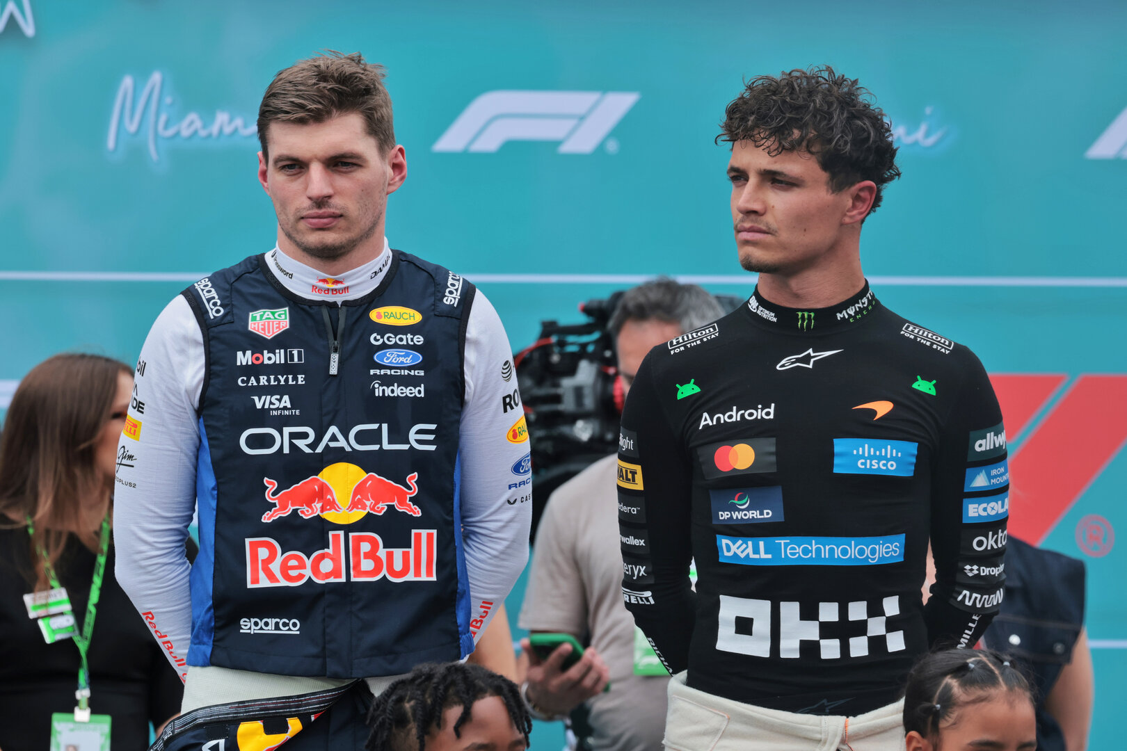 GP MIAMI, (L to R): Max Verstappen (NLD) Red Bull Racing e Lando Norris (GBR) McLaren F1 Team as the grid observes the national anthem.
03.05.2026. Formula 1 World Championship, Rd 4, Miami Grand Prix, Miami, Florida, USA, Gara Day.
- www.xpbimages.com, EMail: requests@xpbimages.com © Copyright: Moy / XPB Images