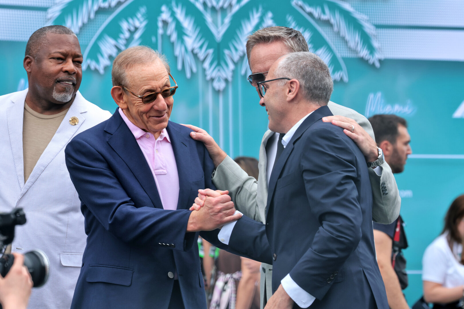 GP MIAMI, Stefano Domenicali (ITA) Formula One President e CEO (Right) with Tom Garfinkel (USA) Vice Chairman, President e Chief Executive Officer of the Miami Dolphins e Hard Rock Stadium, Managing Partner of the Miami Grand Prix (Centre) e Stephen Ross (USA) Related Companies Chairman, Miami Dolphins e Hard Rock Stadium Owner.
03.05.2026. Formula 1 World Championship, Rd 4, Miami Grand Prix, Miami, Florida, USA, Gara Day.
- www.xpbimages.com, EMail: requests@xpbimages.com © Copyright: Moy / XPB Images