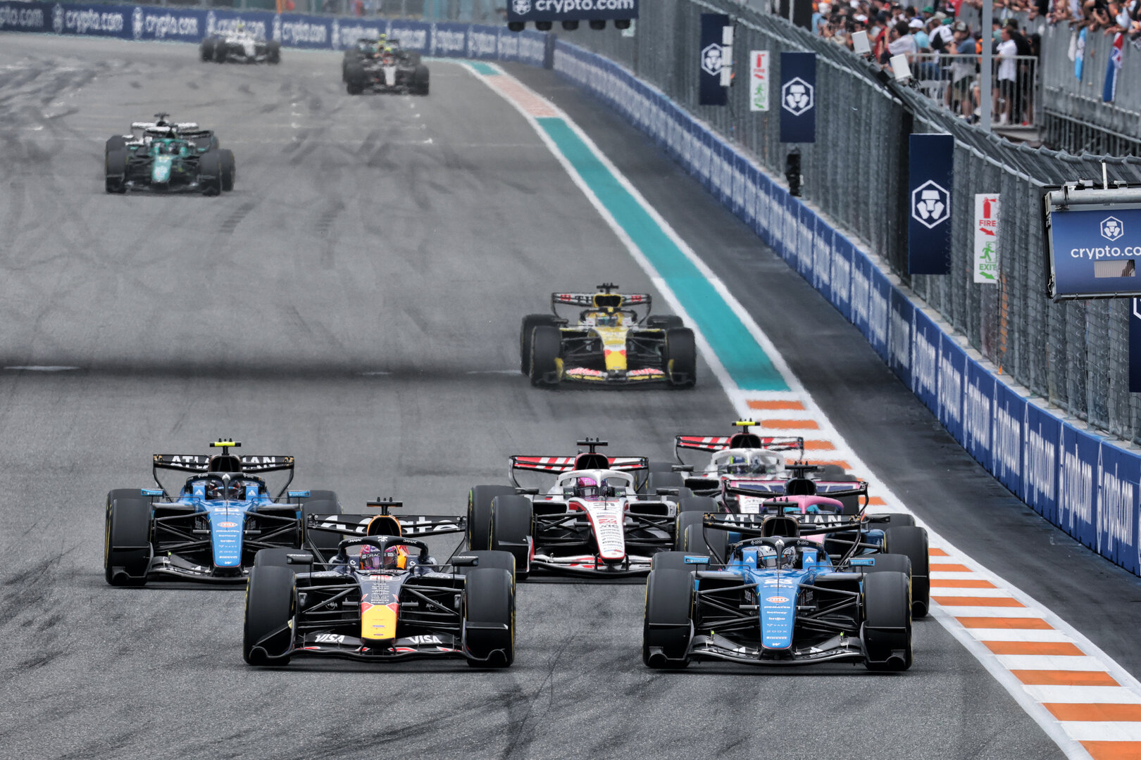 GP MIAMI, Max Verstappen (NLD) Red Bull Racing RB22 e Alexander Albon (THA) Williams F1 Team FW48 battle for position.
03.05.2026. Formula 1 World Championship, Rd 4, Miami Grand Prix, Miami, Florida, USA, Gara Day.
- www.xpbimages.com, EMail: requests@xpbimages.com © Copyright: Moy / XPB Images
