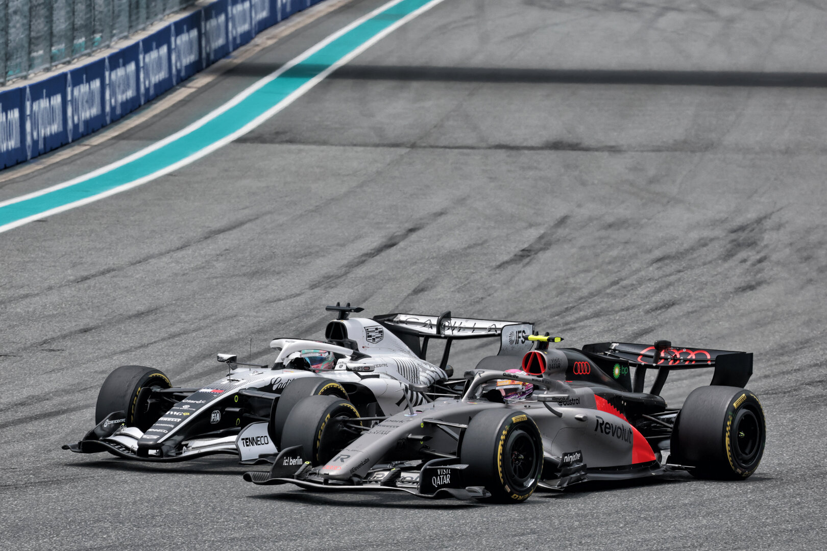 GP MIAMI, Sergio Perez (MEX) Cadillac Formula 1 Team MAC-26 e Gabriel Bortoleto (BRA) Audi F1 Team R26 battle for position.
03.05.2026. Formula 1 World Championship, Rd 4, Miami Grand Prix, Miami, Florida, USA, Gara Day.
- www.xpbimages.com, EMail: requests@xpbimages.com © Copyright: Moy / XPB Images