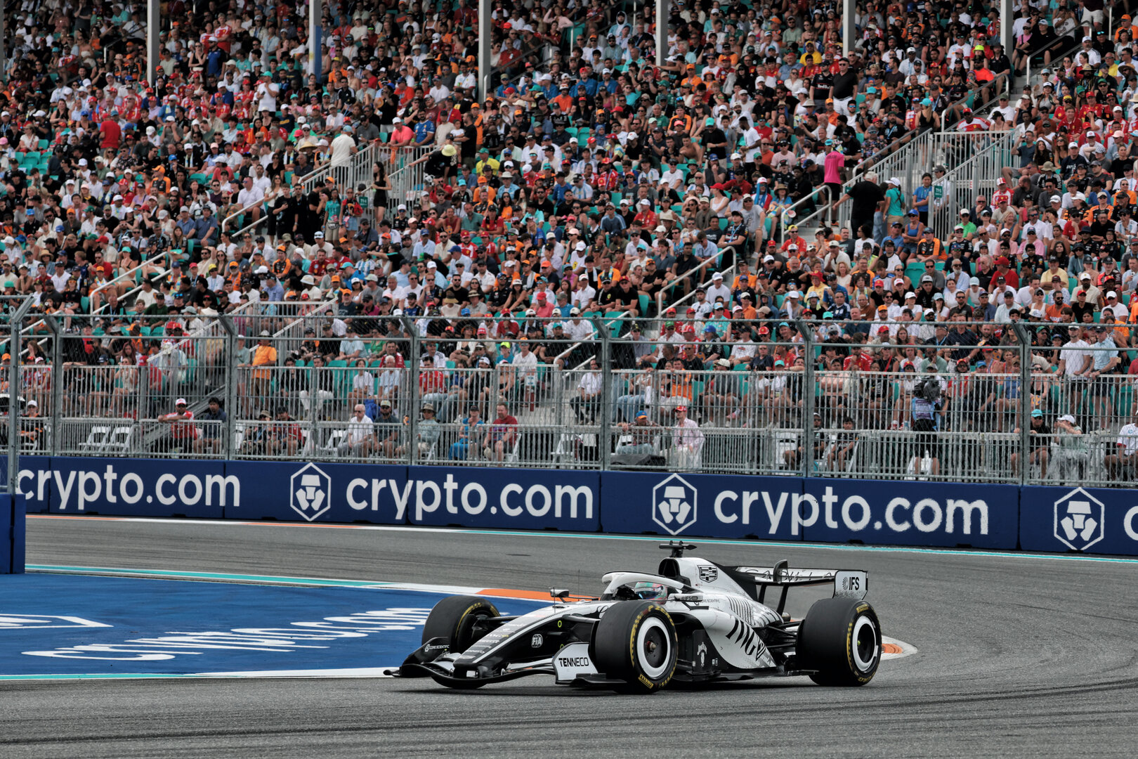 GP MIAMI, Sergio Perez (MEX) Cadillac Formula 1 Team MAC-26.
03.05.2026. Formula 1 World Championship, Rd 4, Miami Grand Prix, Miami, Florida, USA, Gara Day.
- www.xpbimages.com, EMail: requests@xpbimages.com © Copyright: Moy / XPB Images