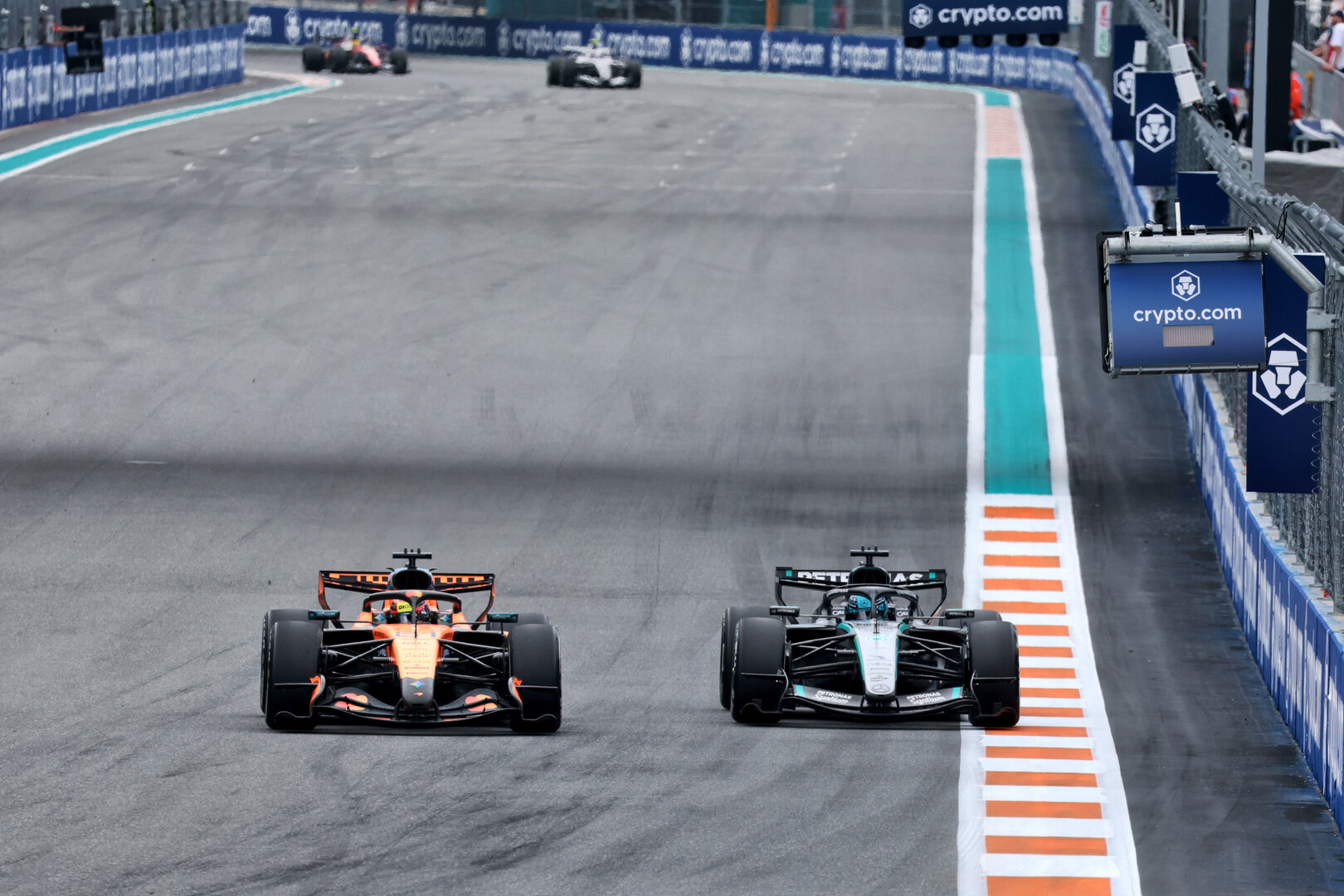 GP MIAMI, Oscar Piastri (AUS) McLaren F1 Team MCL40 e George Russell (GBR) Mercedes AMG Formula One Team W17 battle for position.
03.05.2026. Formula 1 World Championship, Rd 4, Miami Grand Prix, Miami, Florida, USA, Gara Day.
- www.xpbimages.com, EMail: requests@xpbimages.com © Copyright: Moy / XPB Images