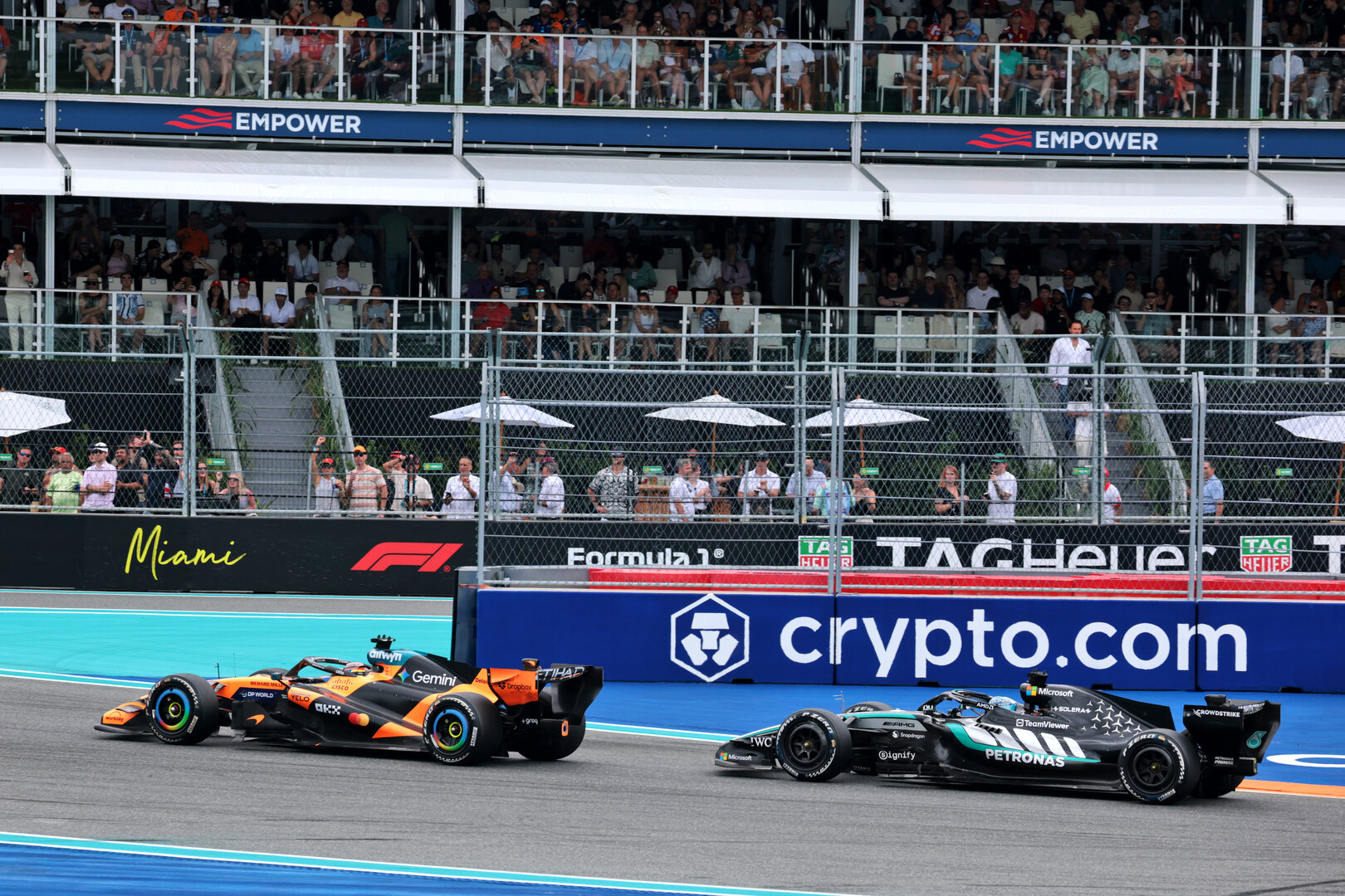 GP MIAMI, Oscar Piastri (AUS) McLaren F1 Team MCL40 e George Russell (GBR) Mercedes AMG Formula One Team W17 battle for position.
03.05.2026. Formula 1 World Championship, Rd 4, Miami Grand Prix, Miami, Florida, USA, Gara Day.
- www.xpbimages.com, EMail: requests@xpbimages.com © Copyright: Moy / XPB Images