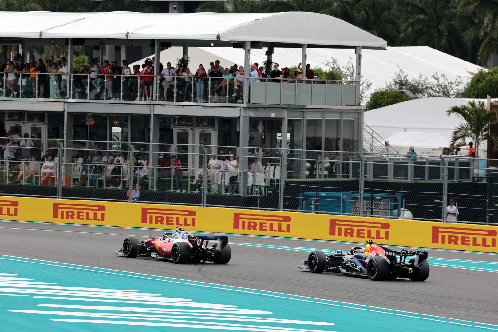 GP MIAMI, Charles Leclerc (MON) Ferrari SF-26 davanti a Max Verstappen (NLD) Red Bull Racing RB22.
03.05.2026. Formula 1 World Championship, Rd 4, Miami Grand Prix, Miami, Florida, USA, Gara Day.
- www.xpbimages.com, EMail: requests@xpbimages.com © Copyright: Moy / XPB Images