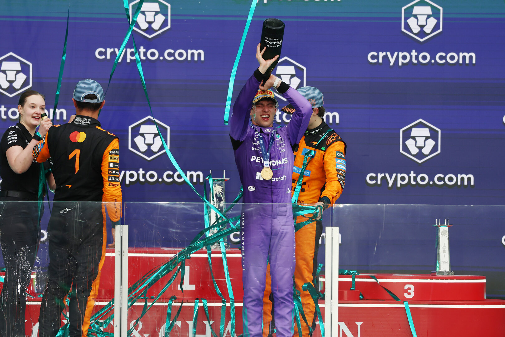 GP MIAMI, The podium (L to R): Amy Walker (GBR) Mercedes AMG F1 Formula One Team Trackside Operations Engineer; Lando Norris (GBR) McLaren F1 Team, second; Andrea Kimi Antonelli (ITA) Mercedes AMG Formula One Team, vincitore; Oscar Piastri (AUS) McLaren F1 Team, third.
03.05.2026. Formula 1 World Championship, Rd 4, Miami Grand Prix, Miami, Florida, USA, Gara Day.
 - www.xpbimages.com, EMail: requests@xpbimages.com © Copyright: Rew / XPB Images