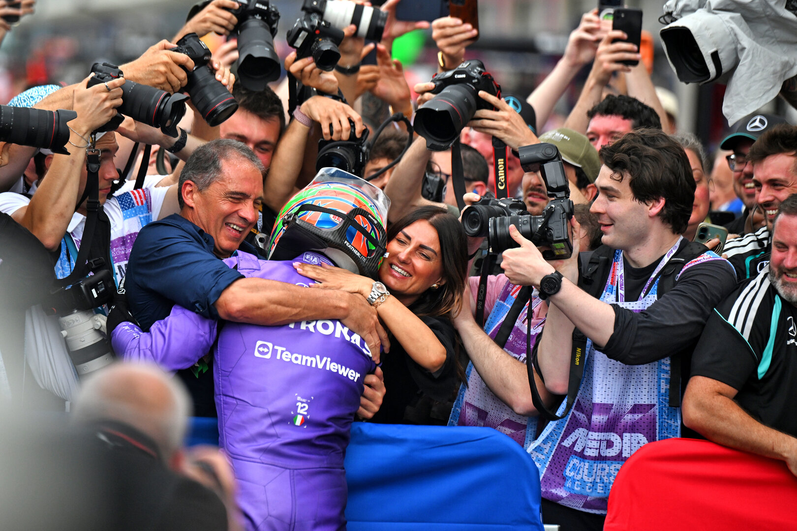 GP MIAMI, Gara winner Andrea Kimi Antonelli (ITA) Mercedes AMG Formula One Team celebrates in parc ferme with his father Marco Antonelli (ITA) e mother Elisabetta Antonelli (ITA).
03.05.2026. Formula 1 World Championship, Rd 4, Miami Grand Prix, Miami, Florida, USA, Gara Day.
- www.xpbimages.com, EMail: requests@xpbimages.com © Copyright: Price / XPB Images