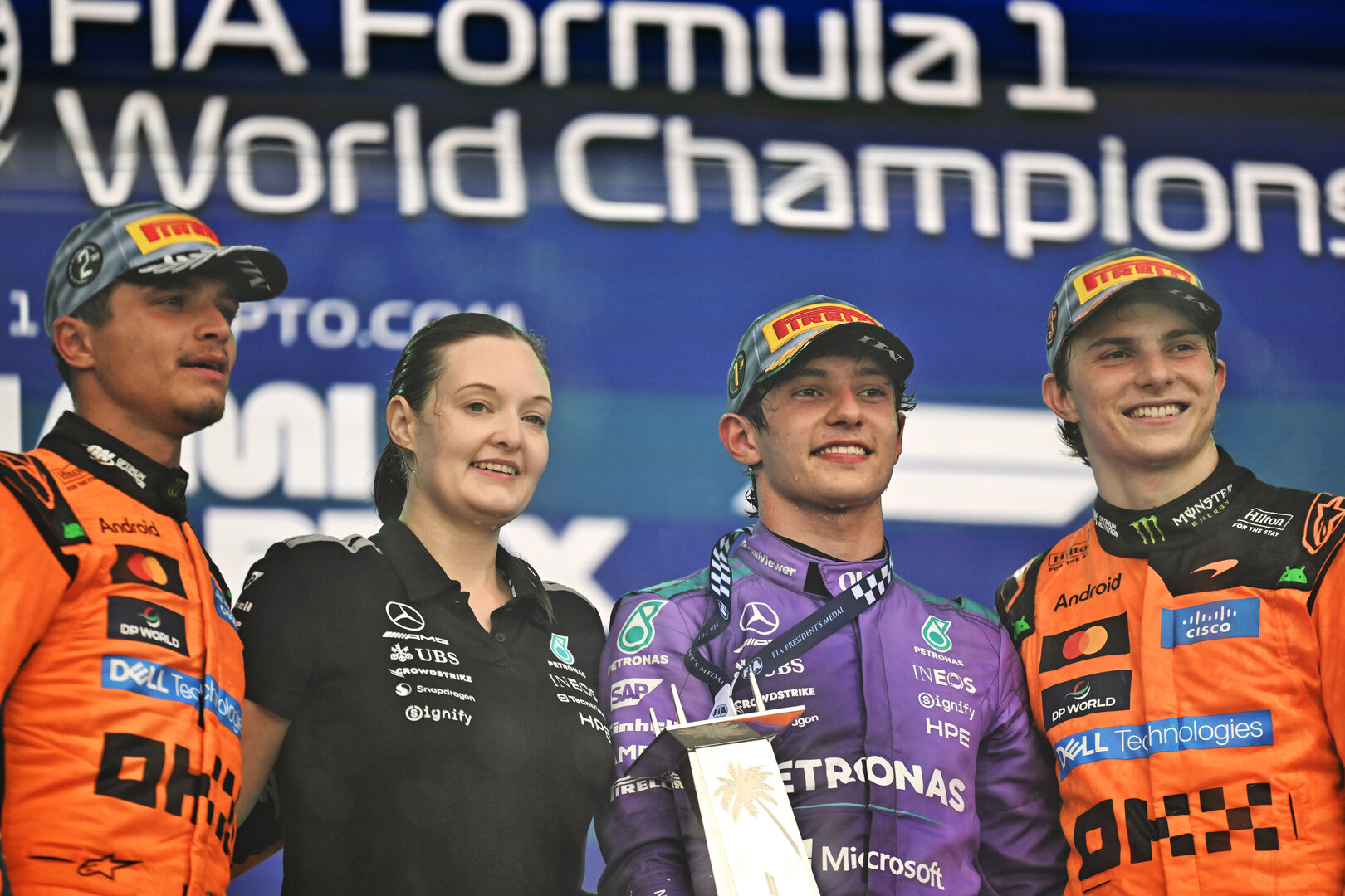 GP MIAMI, The podium (L to R): Lando Norris (GBR) McLaren F1 Team, second; Amy Walker (GBR) Mercedes AMG F1 Formula One Team Trackside Operations Engineer; Andrea Kimi Antonelli (ITA) Mercedes AMG Formula One Team, vincitore; Oscar Piastri (AUS) McLaren F1 Team, third.
03.05.2026. Formula 1 World Championship, Rd 4, Miami Grand Prix, Miami, Florida, USA, Gara Day.
- www.xpbimages.com, EMail: requests@xpbimages.com © Copyright: Price / XPB Images