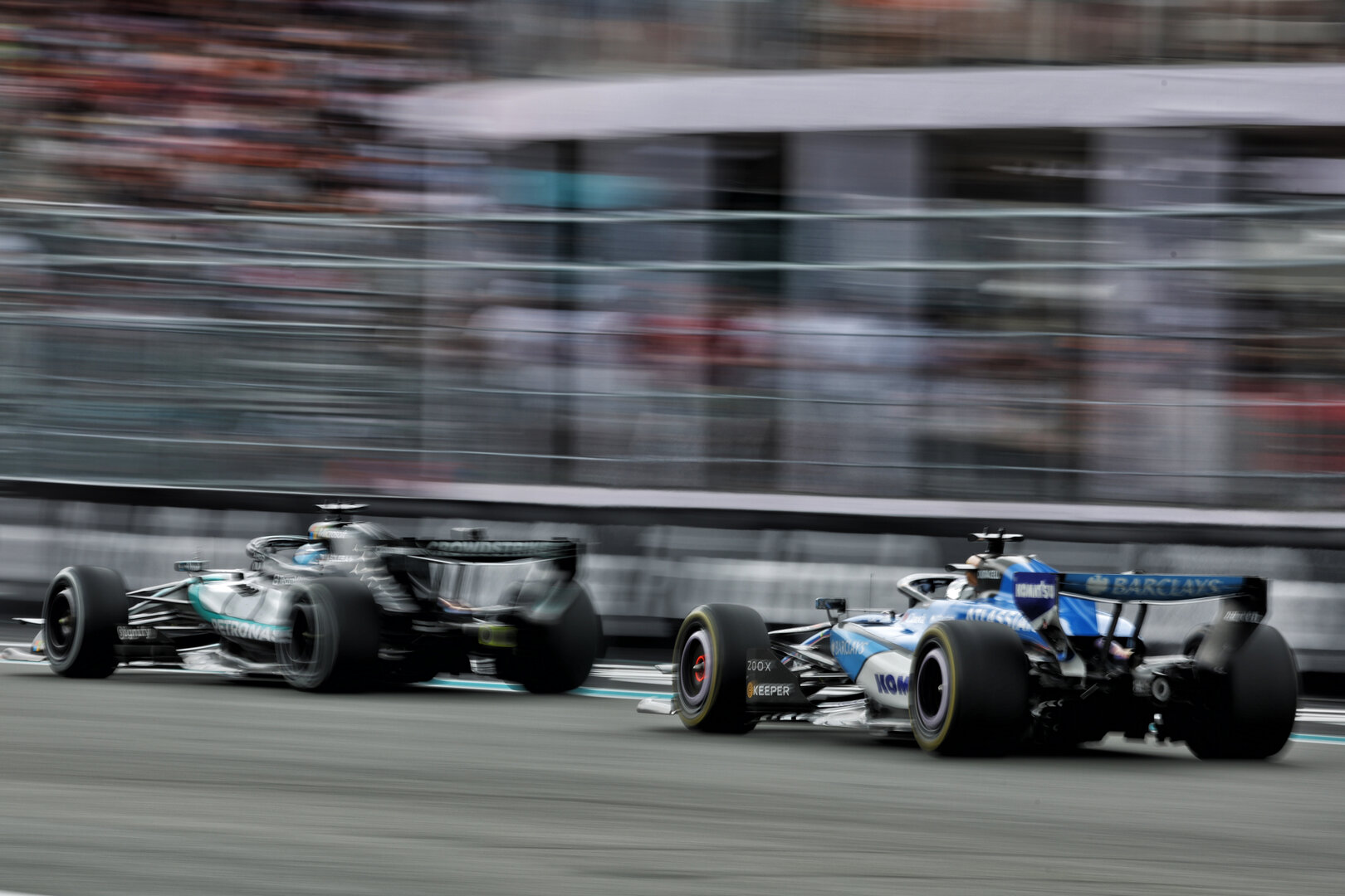 GP MIAMI, George Russell (GBR) Mercedes AMG Formula One Team W17 e Alexander Albon (THA) Williams F1 Team FW48.
03.05.2026. Formula 1 World Championship, Rd 4, Miami Grand Prix, Miami, Florida, USA, Gara Day.
- www.xpbimages.com, EMail: requests@xpbimages.com © Copyright: Dunbar / XPB Images