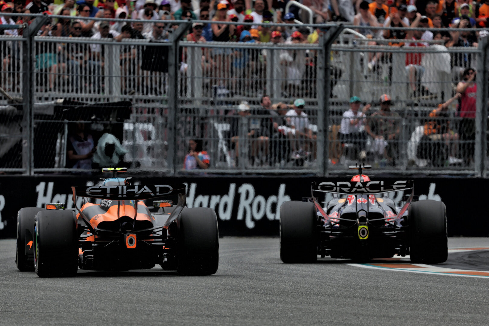 GP MIAMI, Lando Norris (GBR) McLaren F1 Team MCL40 e Max Verstappen (NLD) Red Bull Racing RB22 battle for position.
03.05.2026. Formula 1 World Championship, Rd 4, Miami Grand Prix, Miami, Florida, USA, Gara Day.
- www.xpbimages.com, EMail: requests@xpbimages.com © Copyright: Dunbar / XPB Images