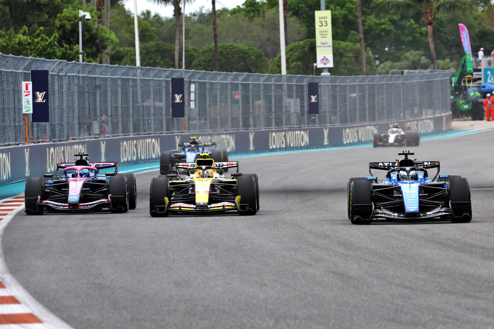 GP MIAMI, Pierre Gasly (FRA) Alpine F1 Team A526; Liam Lawson (NZL) Racing Bulls Formula One Team VCARB 03; e Liam Lawson (NZL) Racing Bulls Formula One Team VCARB 03, battle for position.
03.05.2026. Formula 1 World Championship, Rd 4, Miami Grand Prix, Miami, Florida, USA, Gara Day.
- www.xpbimages.com, EMail: requests@xpbimages.com © Copyright: Dunbar / XPB Images