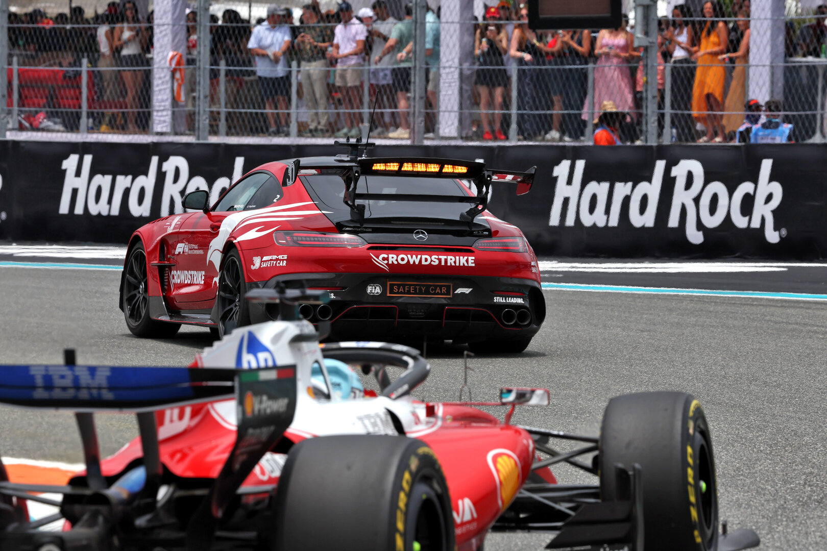 GP MIAMI, Charles Leclerc (MON) Ferrari SF-26 davanti a behind the Mercedes FIA Safety Car.
03.05.2026. Formula 1 World Championship, Rd 4, Miami Grand Prix, Miami, Florida, USA, Gara Day.
- www.xpbimages.com, EMail: requests@xpbimages.com © Copyright: Dunbar / XPB Images