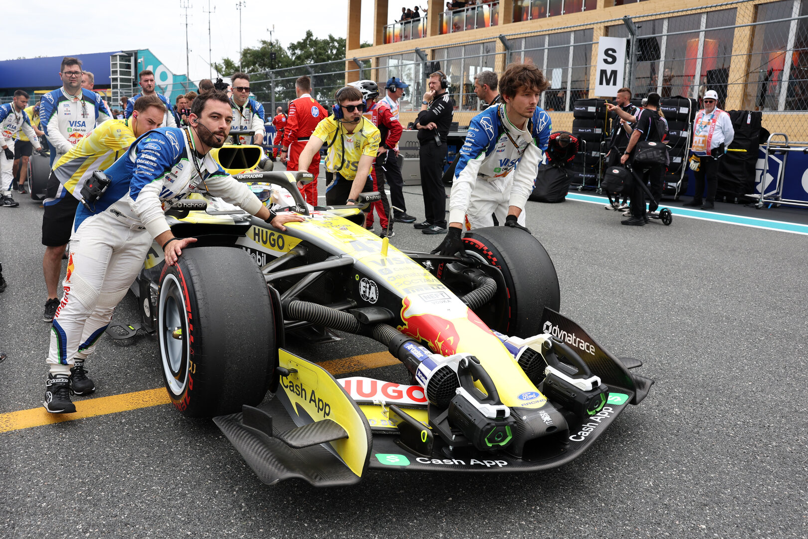 GP MIAMI, Arvid Lindblad (GBR) Racing Bulls Formula One Team VCARB 03 on the grid.
03.05.2026. Formula 1 World Championship, Rd 4, Miami Grand Prix, Miami, Florida, USA, Gara Day.
 - www.xpbimages.com, EMail: requests@xpbimages.com © Copyright: Rew / XPB Images