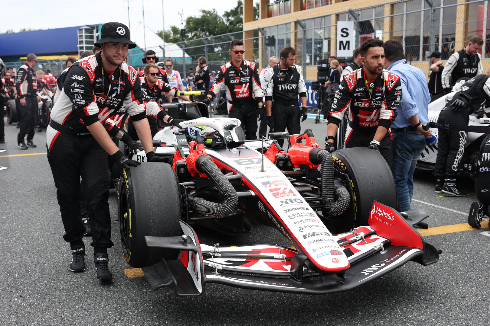 GP MIAMI, Oliver Bearman (GBR) Haas F1 Team VF-26 on the grid.
03.05.2026. Formula 1 World Championship, Rd 4, Miami Grand Prix, Miami, Florida, USA, Gara Day.
 - www.xpbimages.com, EMail: requests@xpbimages.com © Copyright: Rew / XPB Images
