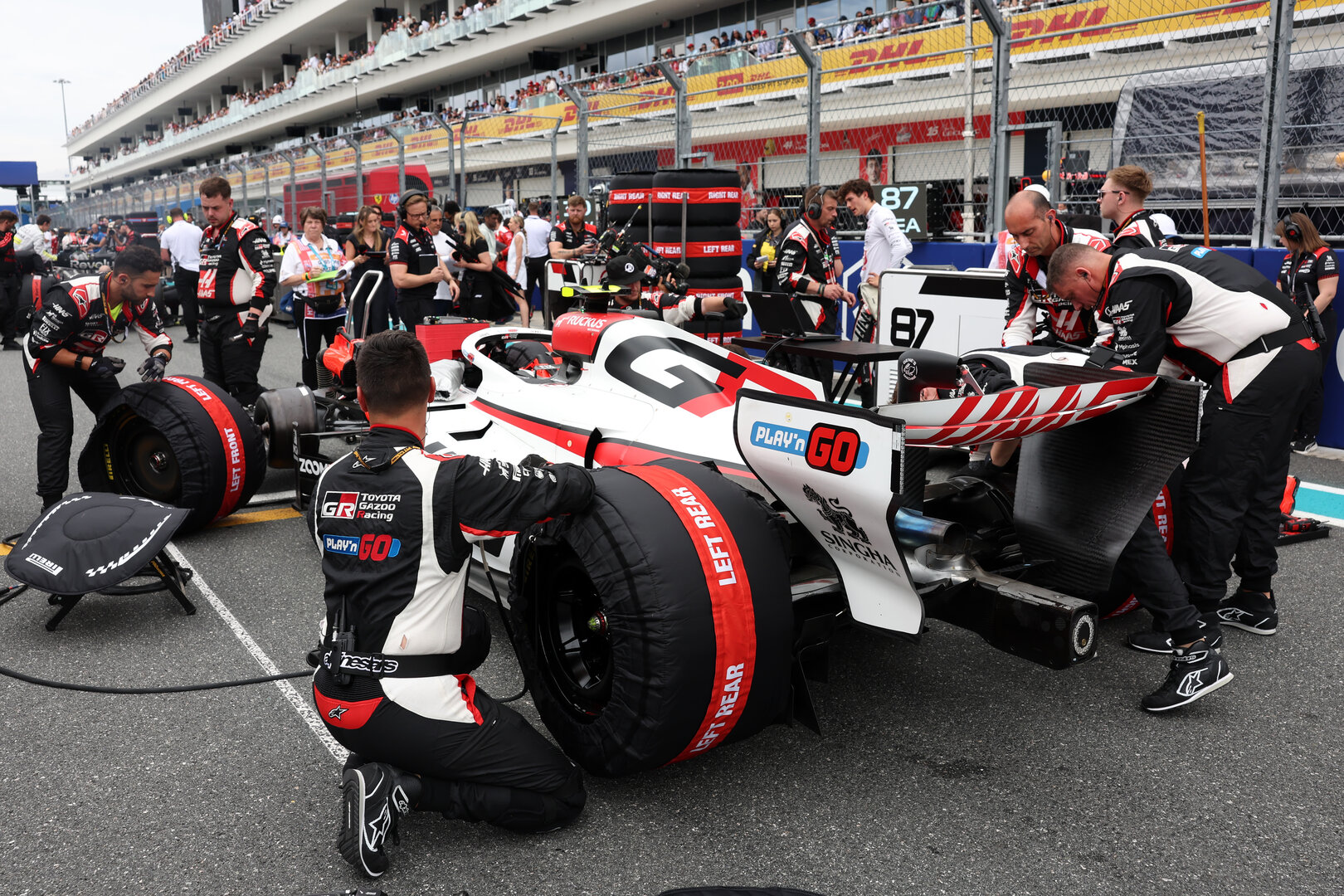 GP MIAMI, Oliver Bearman (GBR) Haas F1 Team VF-26 on the grid.
03.05.2026. Formula 1 World Championship, Rd 4, Miami Grand Prix, Miami, Florida, USA, Gara Day.
 - www.xpbimages.com, EMail: requests@xpbimages.com © Copyright: Rew / XPB Images