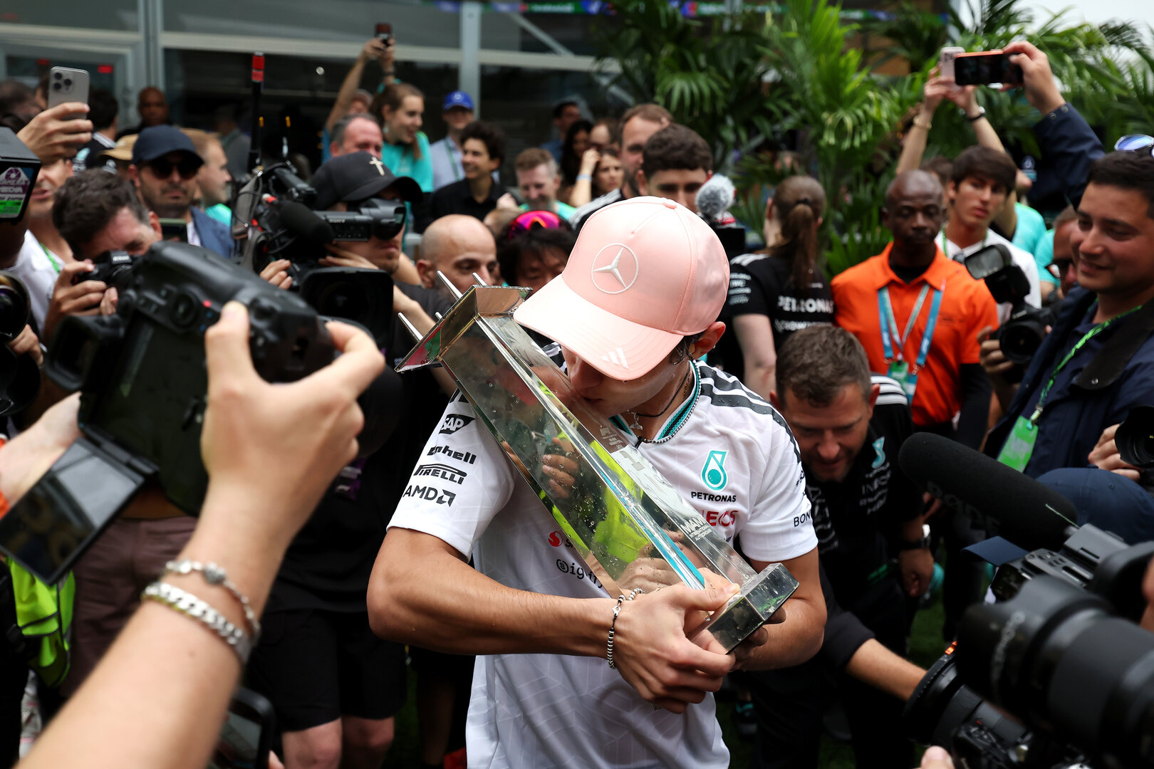 GP MIAMI, Gara winner Andrea Kimi Antonelli (ITA) Mercedes AMG Formula One Team celebrates with the team.
03.05.2026. Formula 1 World Championship, Rd 4, Miami Grand Prix, Miami, Florida, USA, Gara Day.
- www.xpbimages.com, EMail: requests@xpbimages.com © Copyright: Dunbar / XPB Images