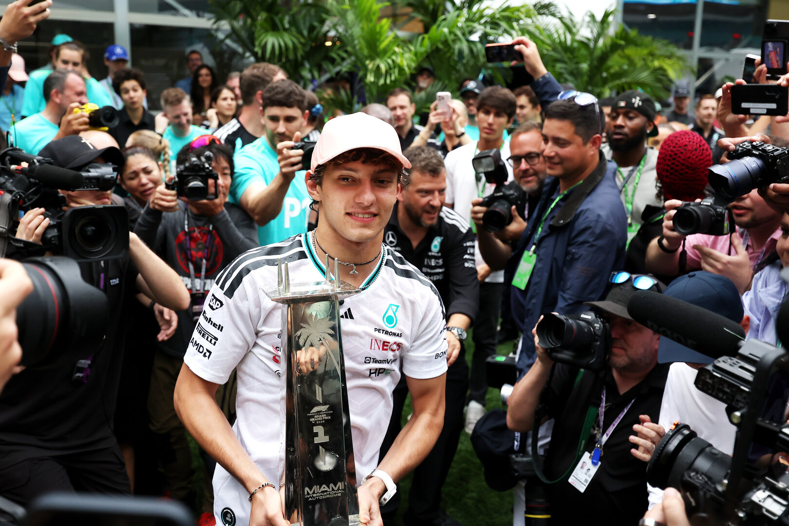 GP MIAMI, Gara winner Andrea Kimi Antonelli (ITA) Mercedes AMG Formula One Team celebrates with the team.
03.05.2026. Formula 1 World Championship, Rd 4, Miami Grand Prix, Miami, Florida, USA, Gara Day.
- www.xpbimages.com, EMail: requests@xpbimages.com © Copyright: Dunbar / XPB Images