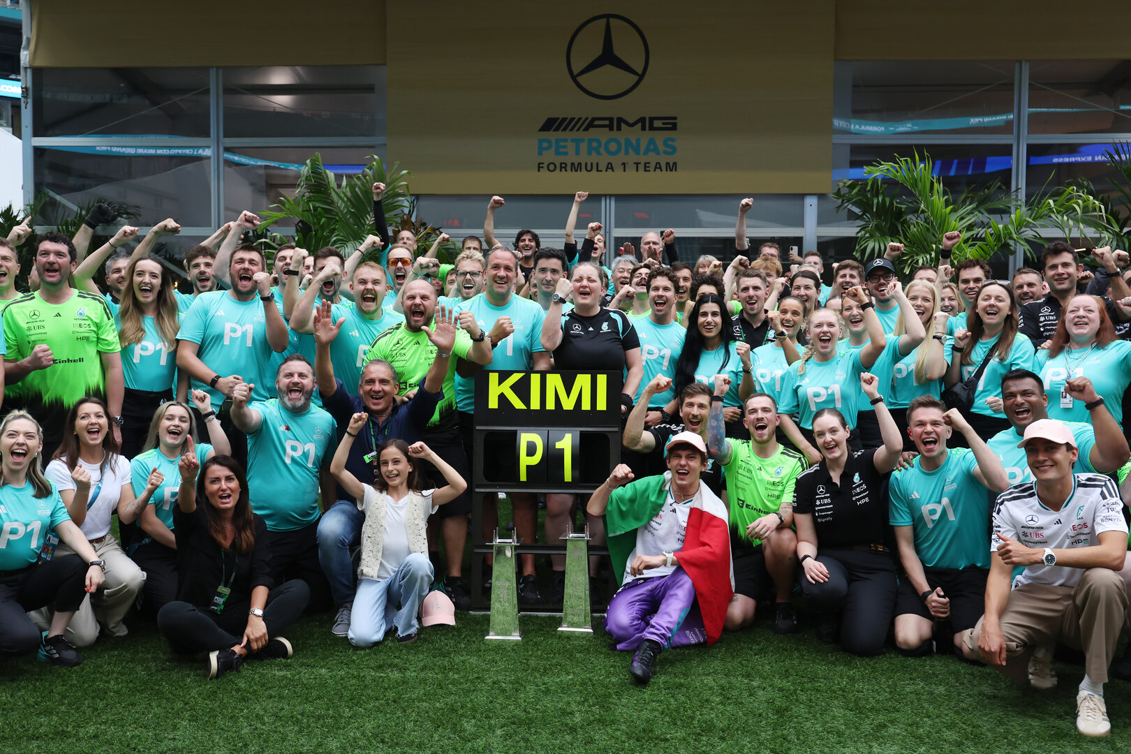 GP MIAMI, Gara winner Andrea Kimi Antonelli (ITA) Mercedes AMG Formula One Team celebrates with the team.
03.05.2026. Formula 1 World Championship, Rd 4, Miami Grand Prix, Miami, Florida, USA, Gara Day.
- www.xpbimages.com, EMail: requests@xpbimages.com © Copyright: Dunbar / XPB Images