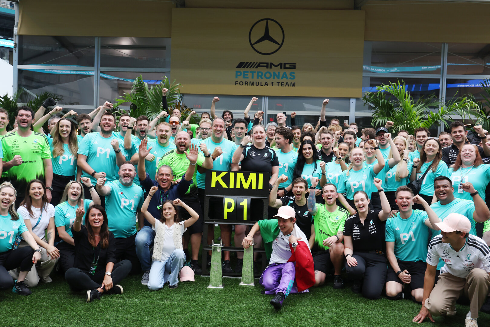 GP MIAMI, Gara winner Andrea Kimi Antonelli (ITA) Mercedes AMG Formula One Team celebrates with the team.
03.05.2026. Formula 1 World Championship, Rd 4, Miami Grand Prix, Miami, Florida, USA, Gara Day.
- www.xpbimages.com, EMail: requests@xpbimages.com © Copyright: Dunbar / XPB Images
