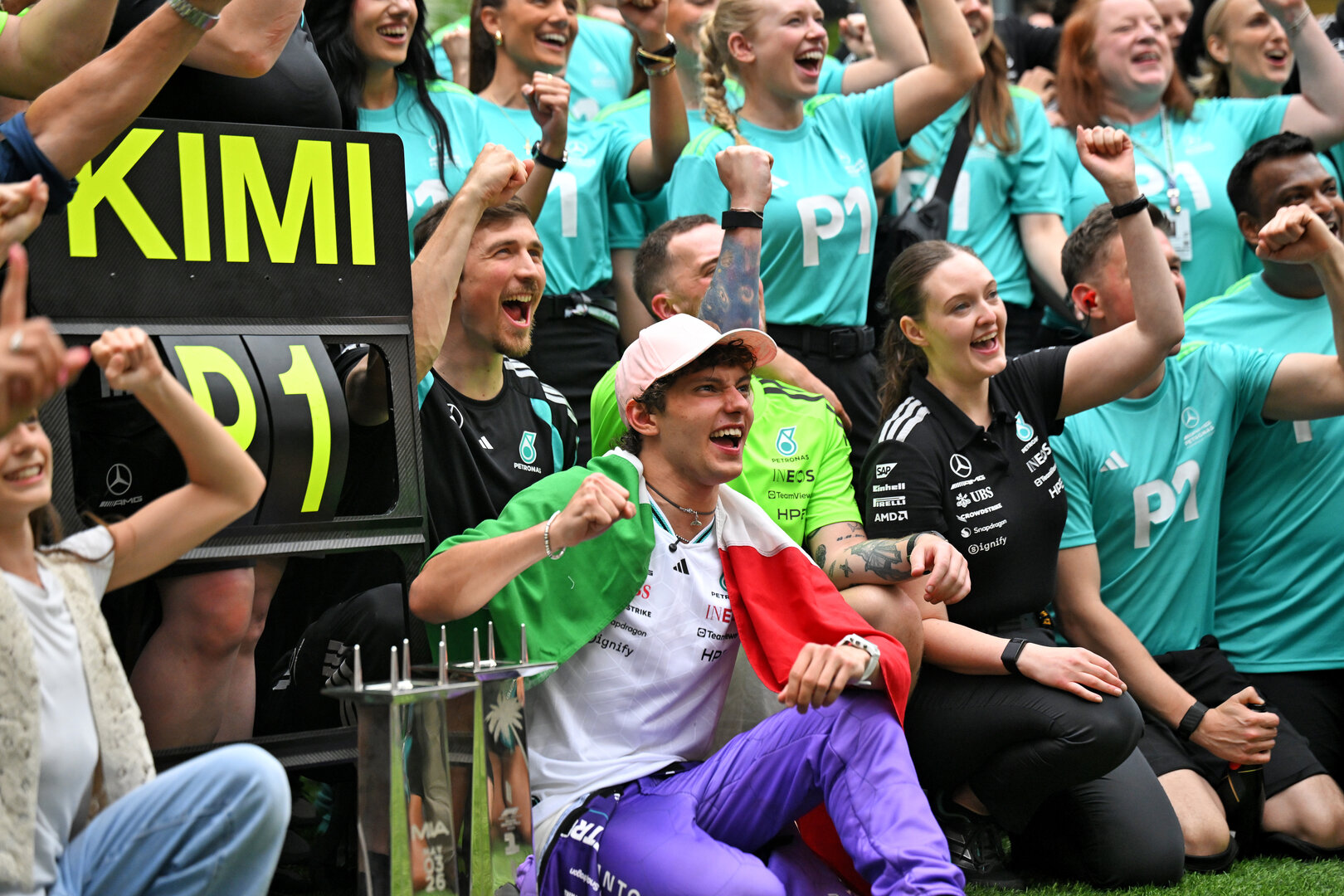 GP MIAMI, Gara winner Andrea Kimi Antonelli (ITA) Mercedes AMG Formula One Team celebrates with the team.
03.05.2026. Formula 1 World Championship, Rd 4, Miami Grand Prix, Miami, Florida, USA, Gara Day.
- www.xpbimages.com, EMail: requests@xpbimages.com © Copyright: Price / XPB Images