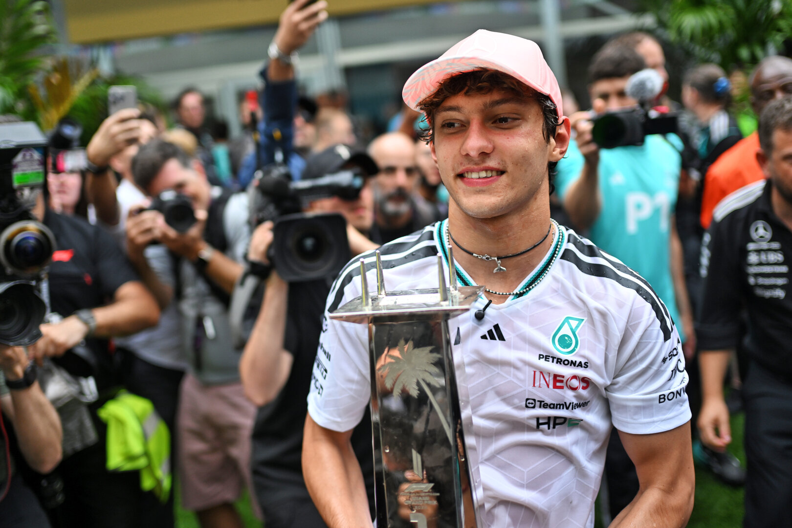 GP MIAMI, Gara winner Andrea Kimi Antonelli (ITA) Mercedes AMG Formula One Team celebrates with the team.
03.05.2026. Formula 1 World Championship, Rd 4, Miami Grand Prix, Miami, Florida, USA, Gara Day.
- www.xpbimages.com, EMail: requests@xpbimages.com © Copyright: Price / XPB Images