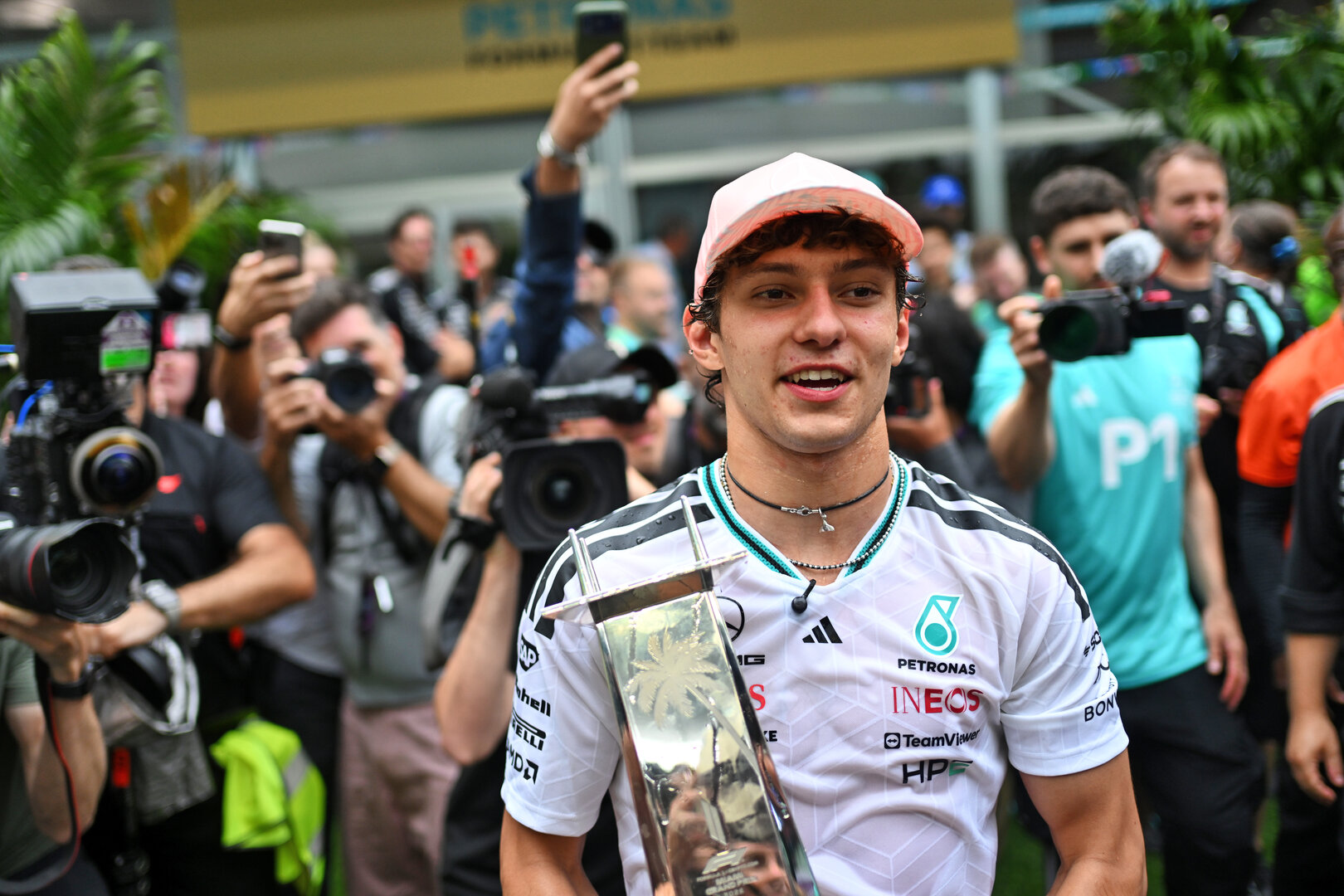 GP MIAMI, Gara winner Andrea Kimi Antonelli (ITA) Mercedes AMG Formula One Team celebrates with the team.
03.05.2026. Formula 1 World Championship, Rd 4, Miami Grand Prix, Miami, Florida, USA, Gara Day.
- www.xpbimages.com, EMail: requests@xpbimages.com © Copyright: Price / XPB Images