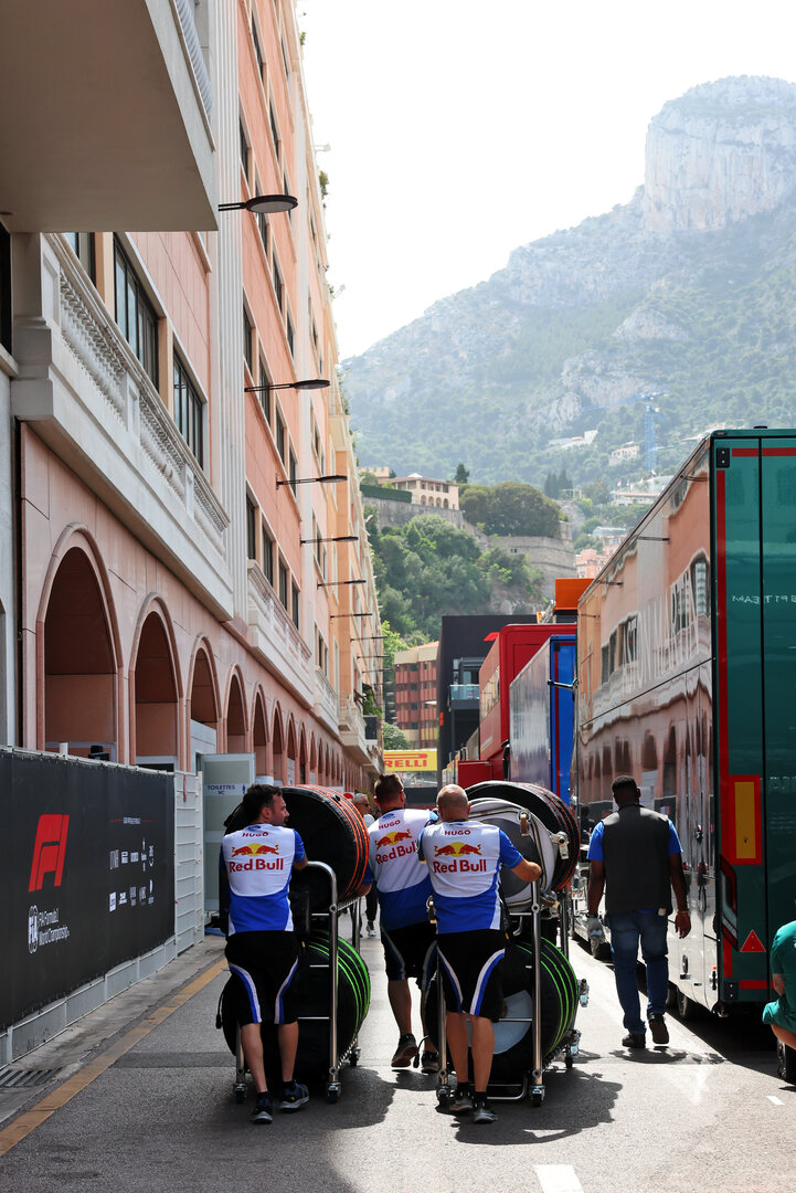 GP MONACO, Paddock Atmosfera - Racing Bulls Formula One Team meccanici.
04.06.2026. Formula 1 World Championship, Rd 6, Monaco Grand Prix, Monte Carlo, Monaco, Preparation Day.
- www.xpbimages.com, EMail: requests@xpbimages.com © Copyright: Rew / XPB Images