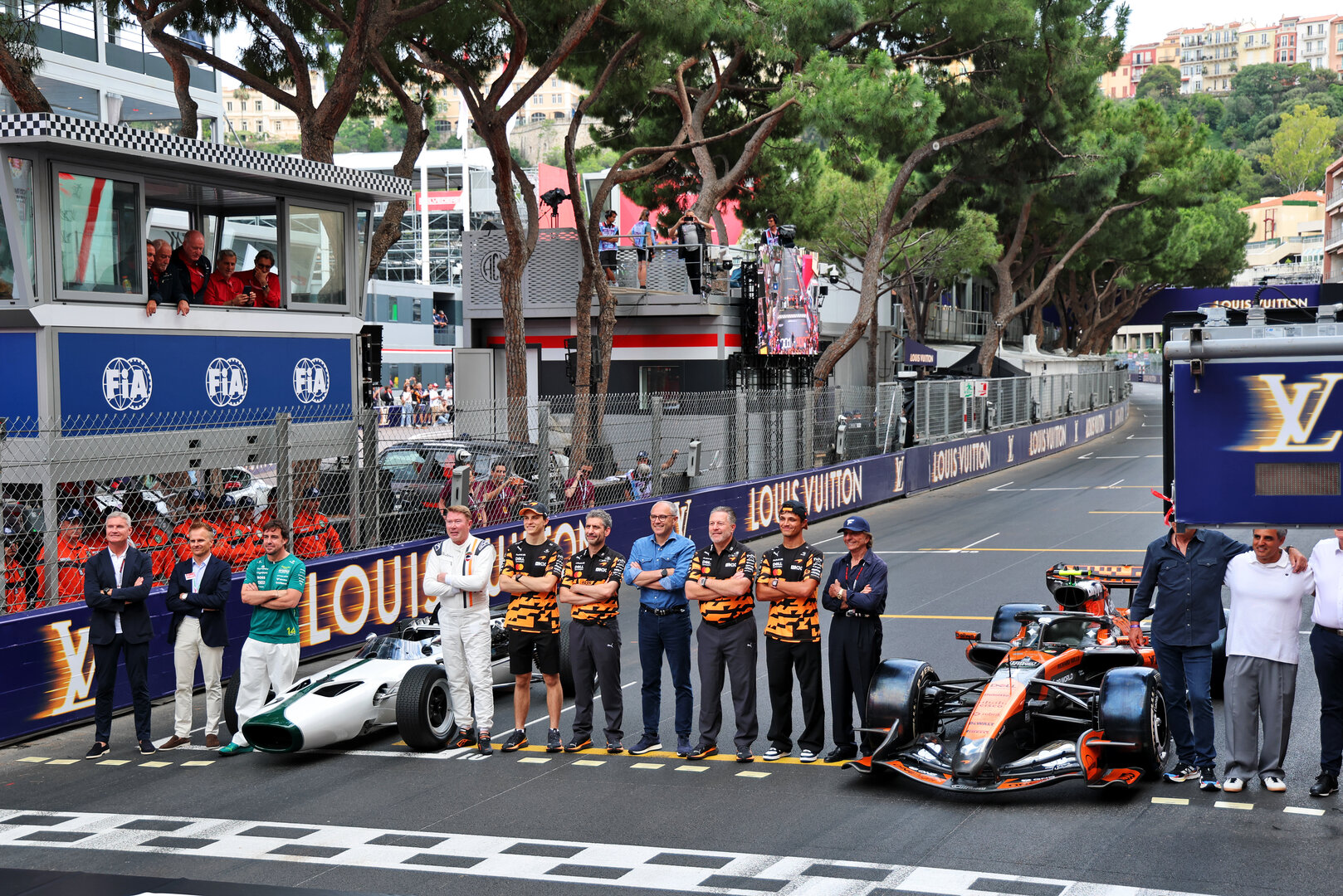 GP MONACO, McLaren F1 Team celebrates its 1000th GP (L to R): David Coulthard (GBR); Heikki Kovalainen (FIN); Fernando Alonso (ESP) Aston Martin F1 Team; Mika Hakkinen (FIN); Oscar Piastri (AUS) McLaren F1 Team; Andrea Stella (ITA) McLaren F1 Team Team Principal; Stefano Domenicali (ITA) Formula One President e CEO; Zak Brown (USA) McLaren F1 Team Executive Director; Lando Norris (GBR) McLaren F1 Team; Emerson Fittipaldi (BRA); e Juan Pablo Montoya (COL).
04.06.2026. Formula 1 World Championship, Rd 6, Monaco Grand Prix, Monte Carlo, Monaco, Preparation Day.
- www.xpbimages.com, EMail: requests@xpbimages.com © Copyright: Batchelor / XPB Images