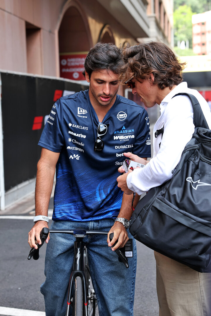 GP MONACO, (L to R): Carlos Sainz (ESP) Williams F1 Team with Roberto Mehri (ESP).
05.06.2026. Formula 1 World Championship, Rd 6, Monaco Grand Prix, Monte Carlo, Monaco, Practice Day.
- www.xpbimages.com, EMail: requests@xpbimages.com © Copyright: Bearne / XPB Images
