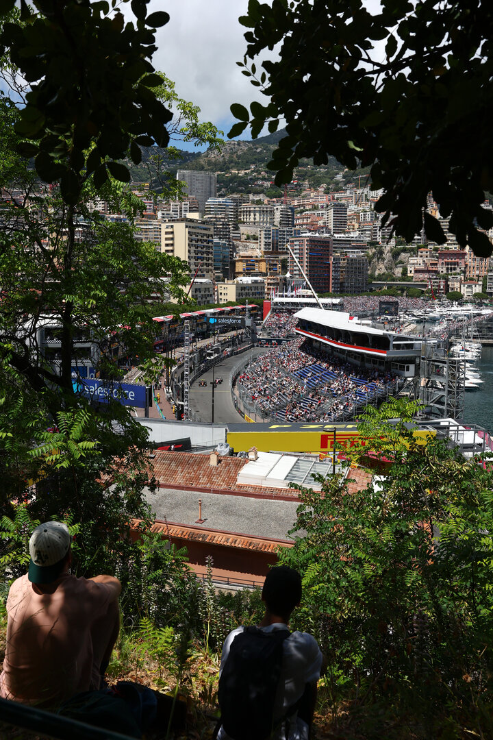 GP MONACO, Lando Norris (GBR) McLaren F1 Team MCL40 e Lewis Hamilton (GBR) Ferrari SF-26.
05.06.2026. Formula 1 World Championship, Rd 6, Monaco Grand Prix, Monte Carlo, Monaco, Practice Day.
- www.xpbimages.com, EMail: requests@xpbimages.com © Copyright: Bearne / XPB Images