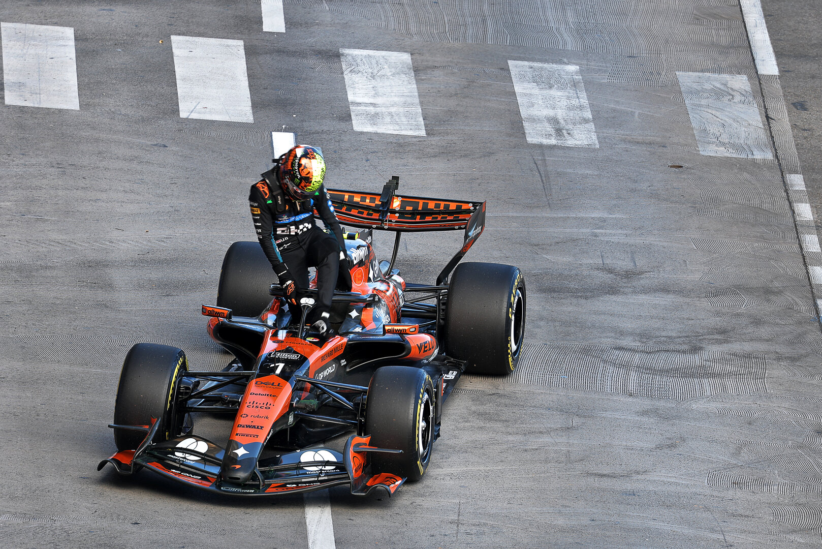 GP MONACO, Lando Norris (GBR) McLaren F1 Team MCL40 stopped in the second practice session.
05.06.2026. Formula 1 World Championship, Rd 6, Monaco Grand Prix, Monte Carlo, Monaco, Practice Day.
- www.xpbimages.com, EMail: requests@xpbimages.com © Copyright: Charniaux / XPB Images