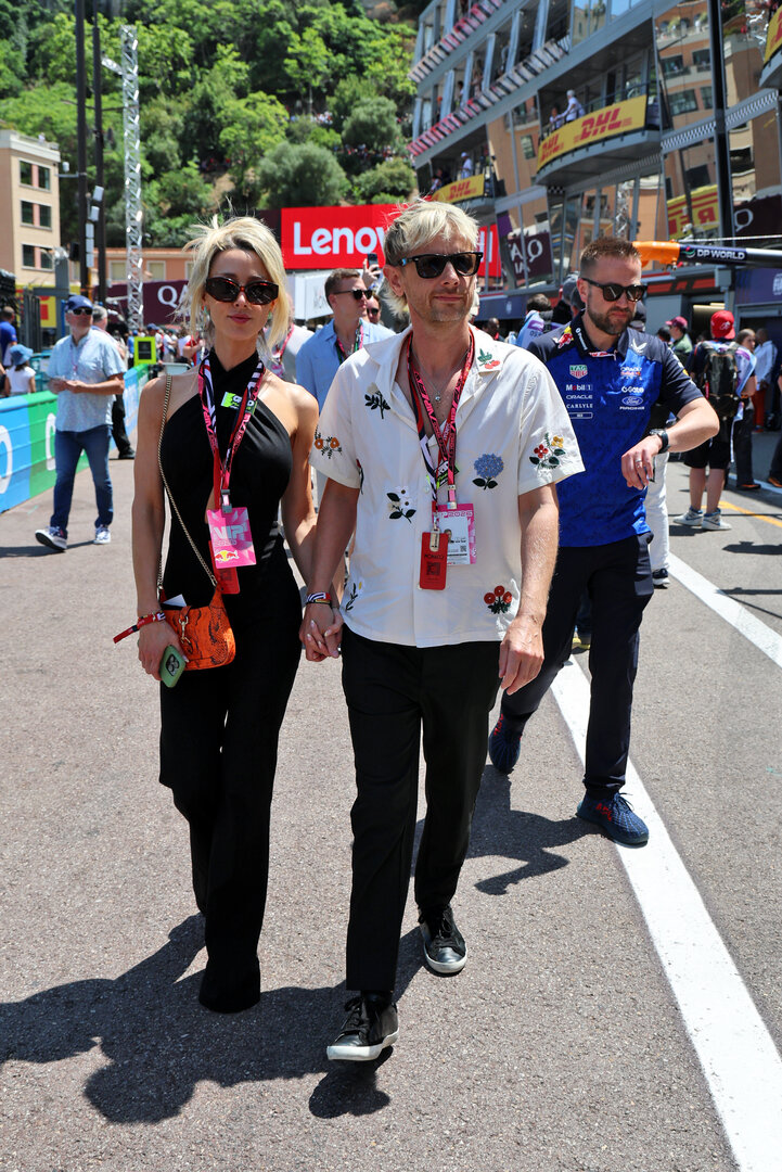GP MONACO, Dominic Howard (GBR) Muse Drummer (Right) with sua moglie Stacie Costello (GBR).
07.06.2026. Formula 1 World Championship, Rd 6, Monaco Grand Prix, Monte Carlo, Monaco, Gara Day.
- www.xpbimages.com, EMail: requests@xpbimages.com © Copyright: Batchelor / XPB Images