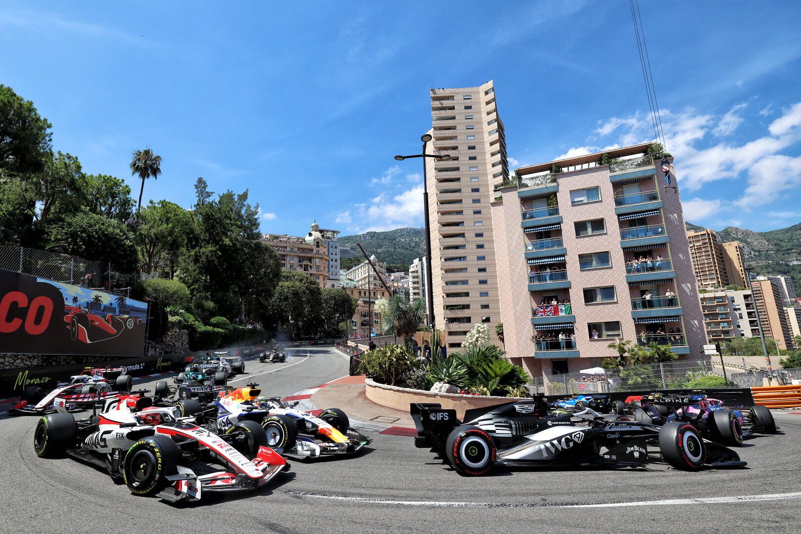 GP MONACO, Sergio Perez (MEX) Cadillac Formula 1 Team MAC-26 davanti a Esteban Ocon (FRA) Haas F1 Team VF-26 e Liam Lawson (NZL) Racing Bulls Formula One Team VCARB 03 at the partenza of the race.
07.06.2026. Formula 1 World Championship, Rd 6, Monaco Grand Prix, Monte Carlo, Monaco, Gara Day.
- www.xpbimages.com, EMail: requests@xpbimages.com © Copyright: Rew / XPB Images