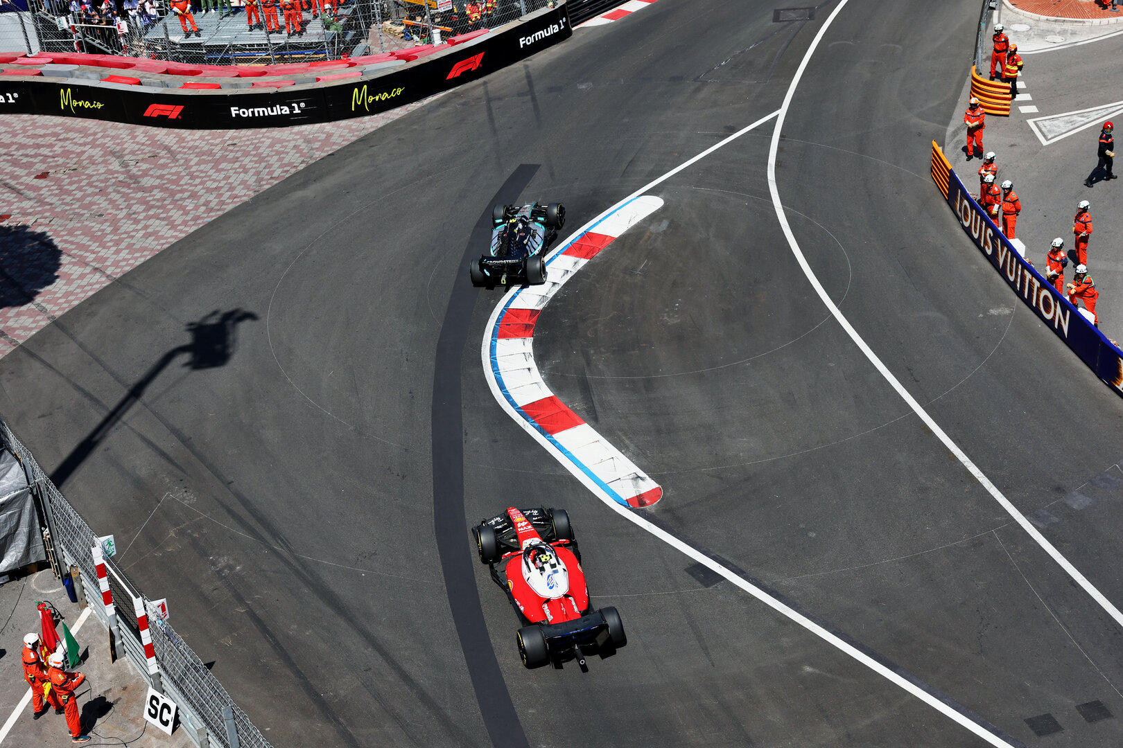 GP MONACO, Andrea Kimi Antonelli (ITA) Mercedes AMG Formula One Team W17 davanti a Lewis Hamilton (GBR) Ferrari SF-26 at the partenza of the race.
07.06.2026. Formula 1 World Championship, Rd 6, Monaco Grand Prix, Monte Carlo, Monaco, Gara Day.
- www.xpbimages.com, EMail: requests@xpbimages.com © Copyright: Bearne / XPB Images