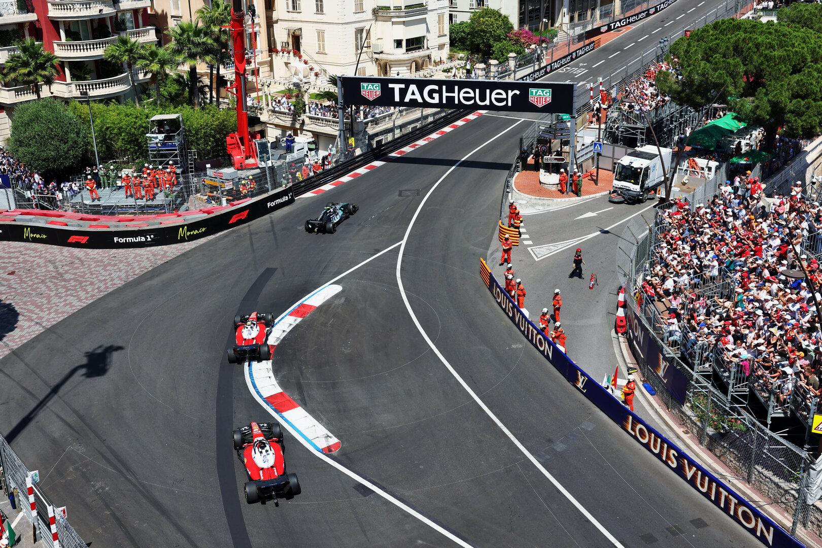 GP MONACO, Andrea Kimi Antonelli (ITA) Mercedes AMG Formula One Team W17 davanti a Lewis Hamilton (GBR) Ferrari SF-26 at the partenza of the race.
07.06.2026. Formula 1 World Championship, Rd 6, Monaco Grand Prix, Monte Carlo, Monaco, Gara Day.
- www.xpbimages.com, EMail: requests@xpbimages.com © Copyright: Bearne / XPB Images