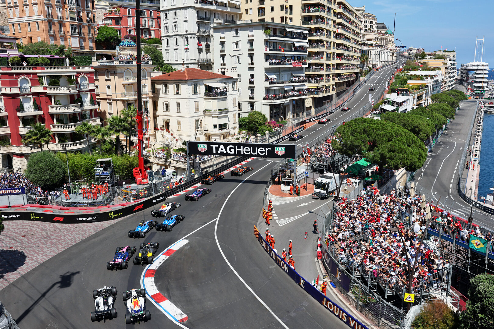 GP MONACO, Sergio Perez (MEX) Cadillac Formula 1 Team MAC-26 e Liam Lawson (NZL) Racing Bulls Formula One Team VCARB 03 at the partenza of the race.
07.06.2026. Formula 1 World Championship, Rd 6, Monaco Grand Prix, Monte Carlo, Monaco, Gara Day.
- www.xpbimages.com, EMail: requests@xpbimages.com © Copyright: Bearne / XPB Images